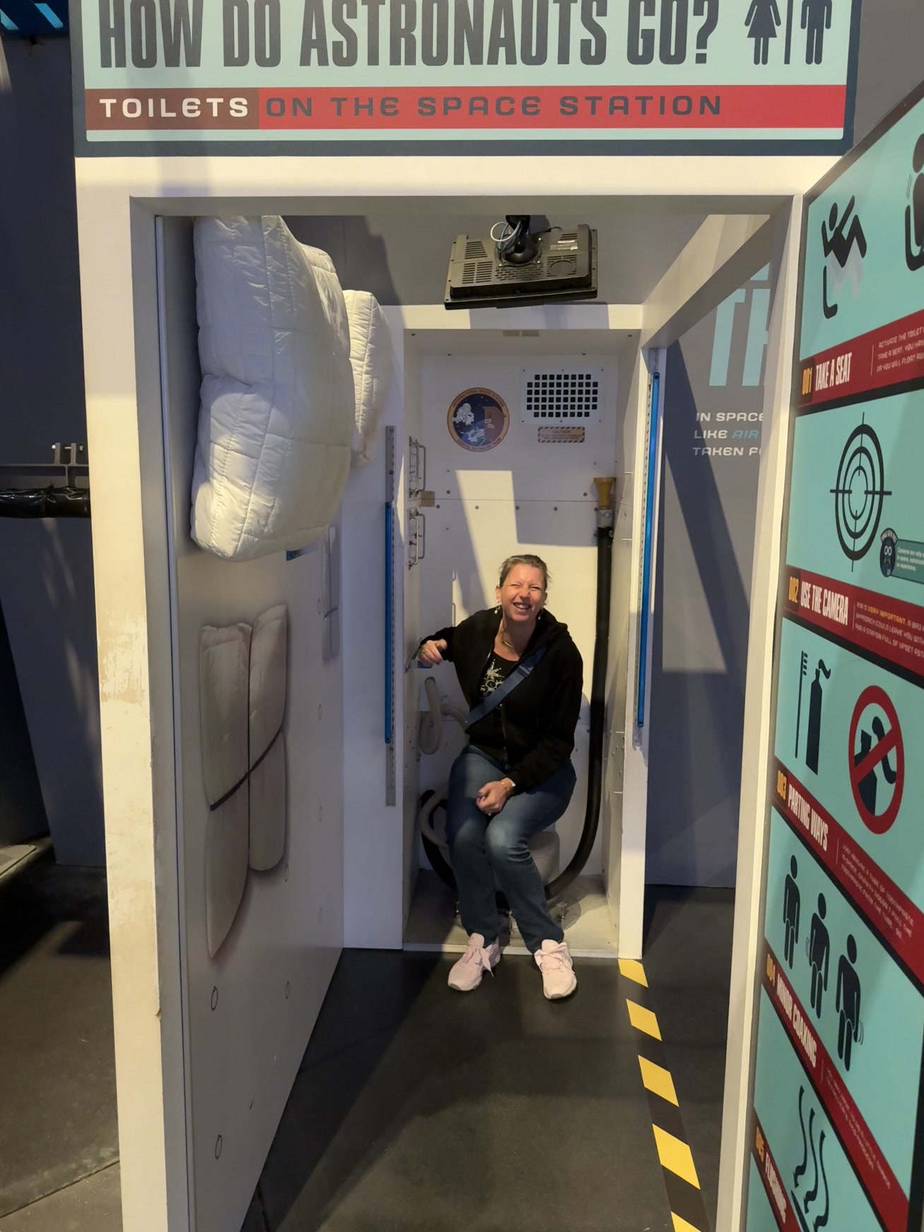 Merritt Island — une femme assise sur des toilettes avec un couvercle de toilettes