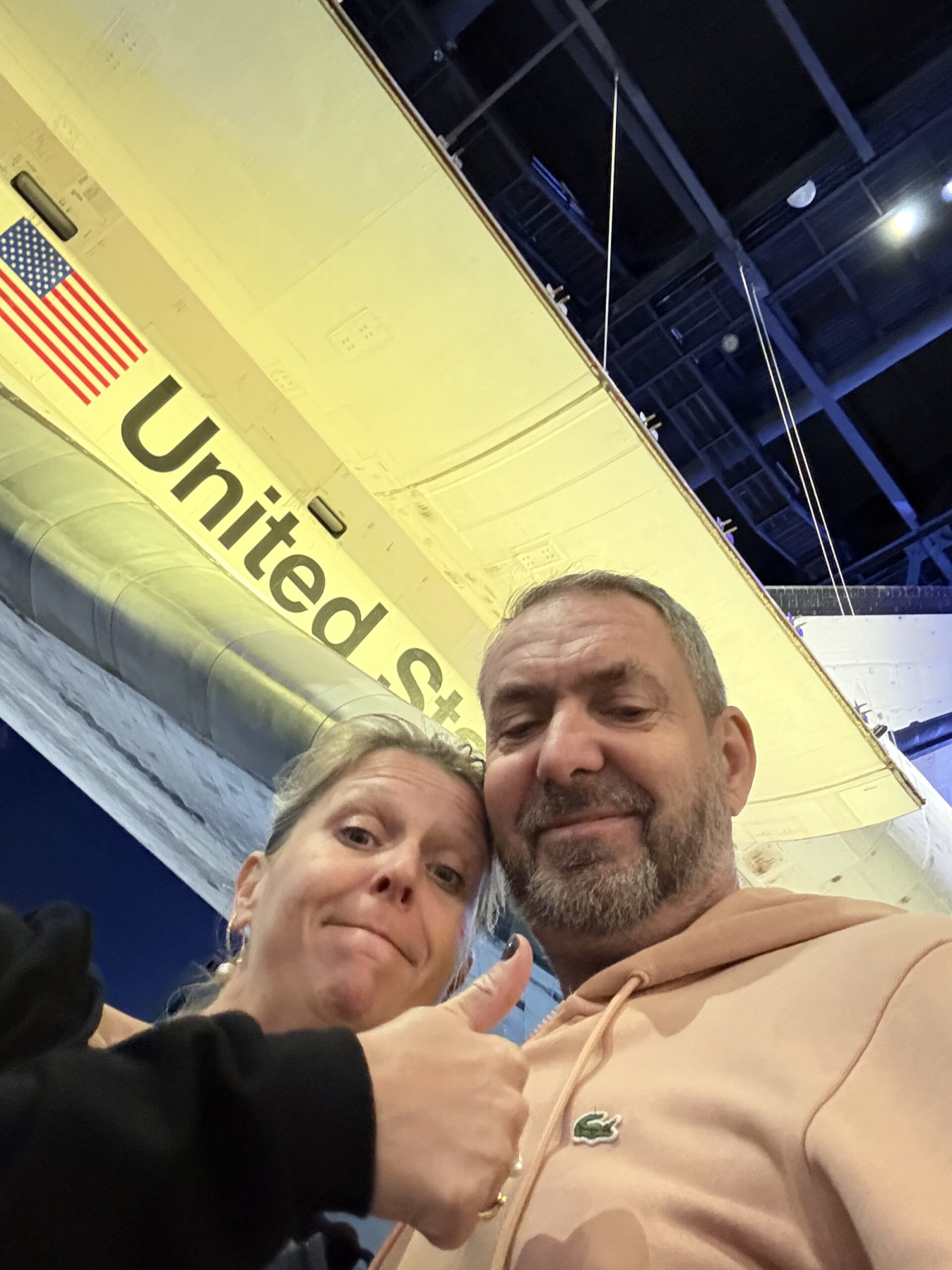 Merritt Island — un homme et une femme posent pour une photo devant une navette spatiale