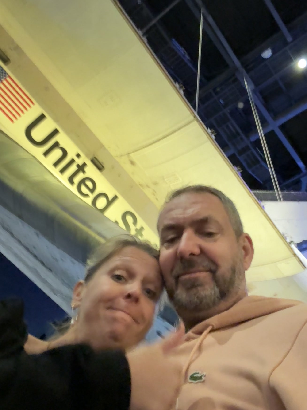 Merritt Island — un homme et une femme posent pour une photo devant un SpaceX