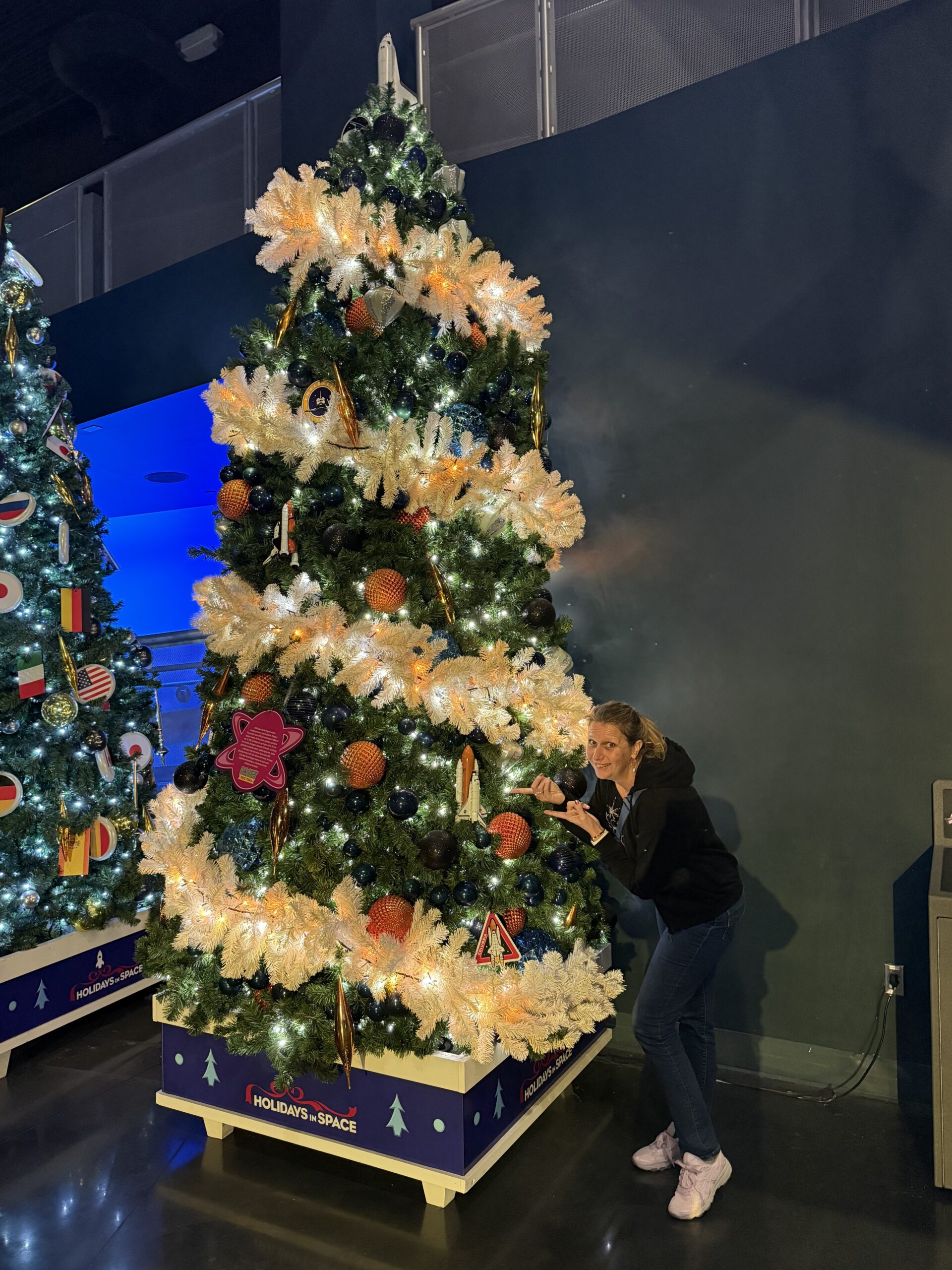 Merritt Island — une femme décore un sapin de Noël