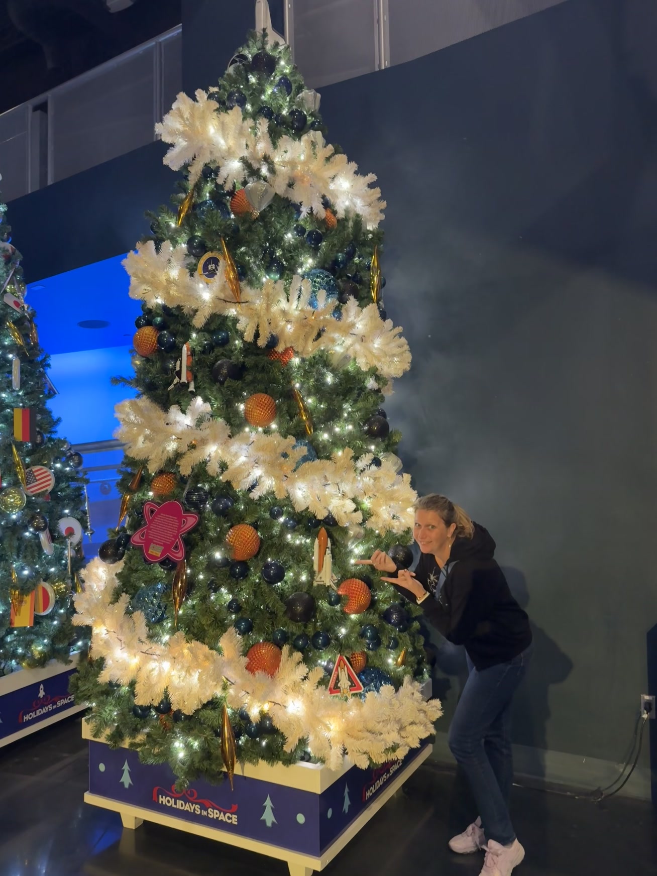 Merritt Island — un homme décore un sapin de Noël