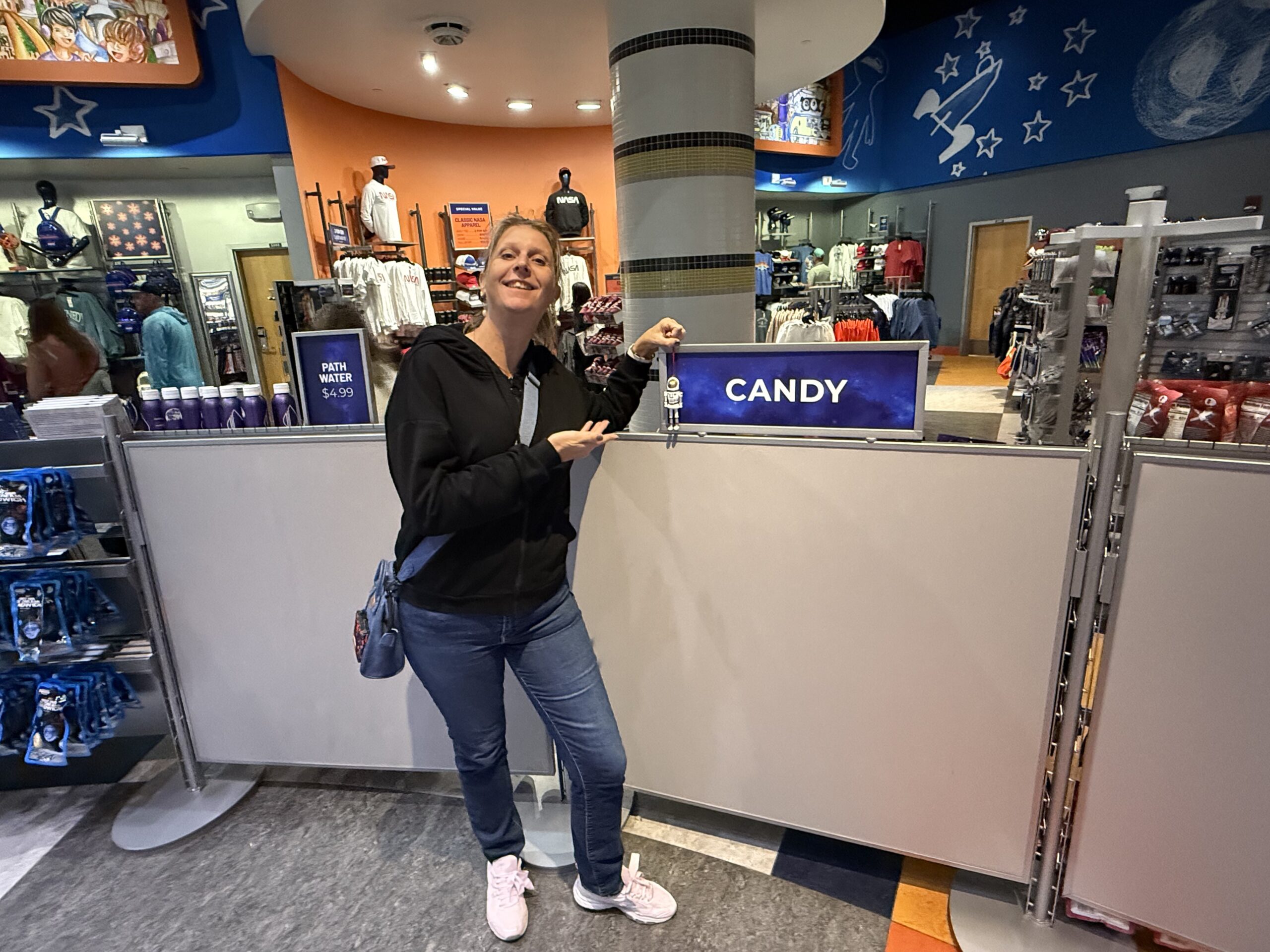 Merritt Island — une femme debout dans un magasin