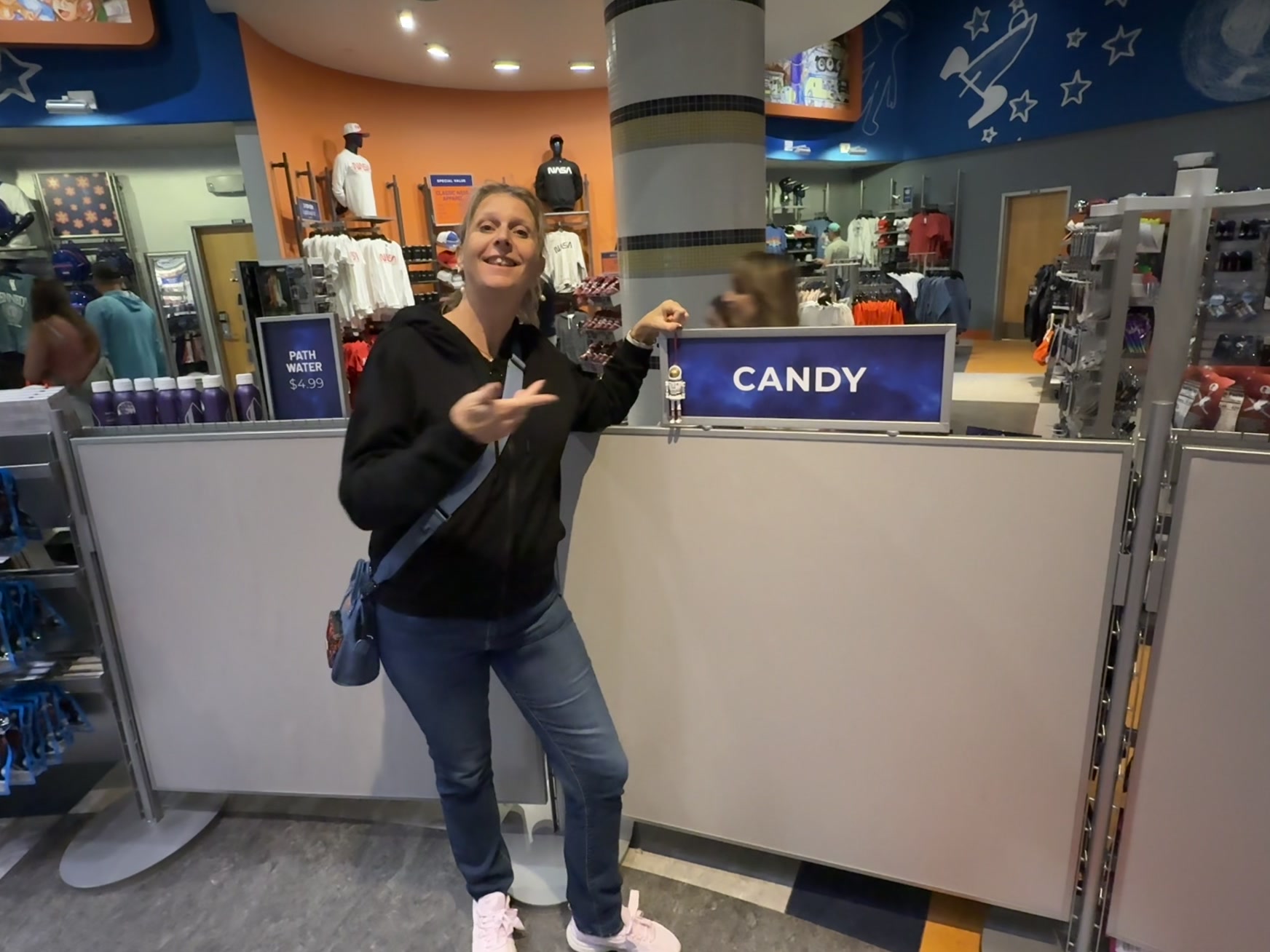 Merritt Island — une femme debout devant un comptoir
