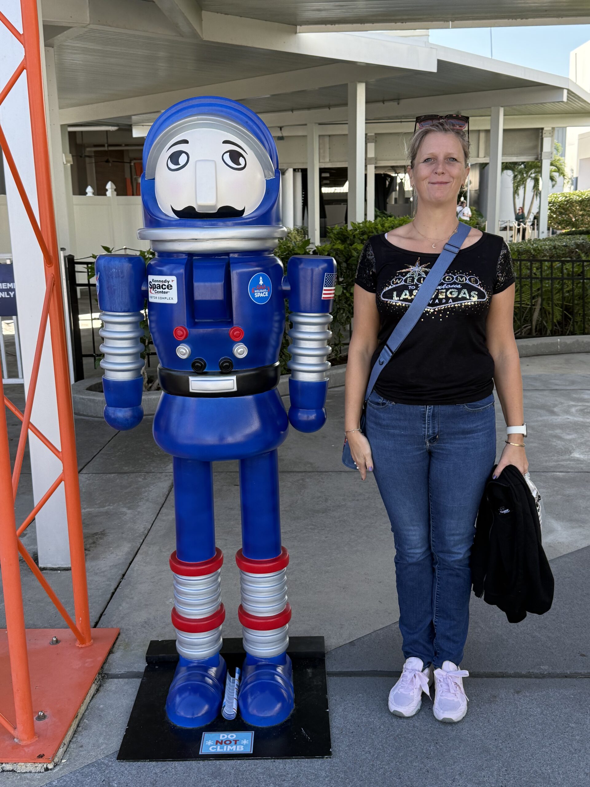 Merritt Island — une femme debout à côté d'une statue de robot