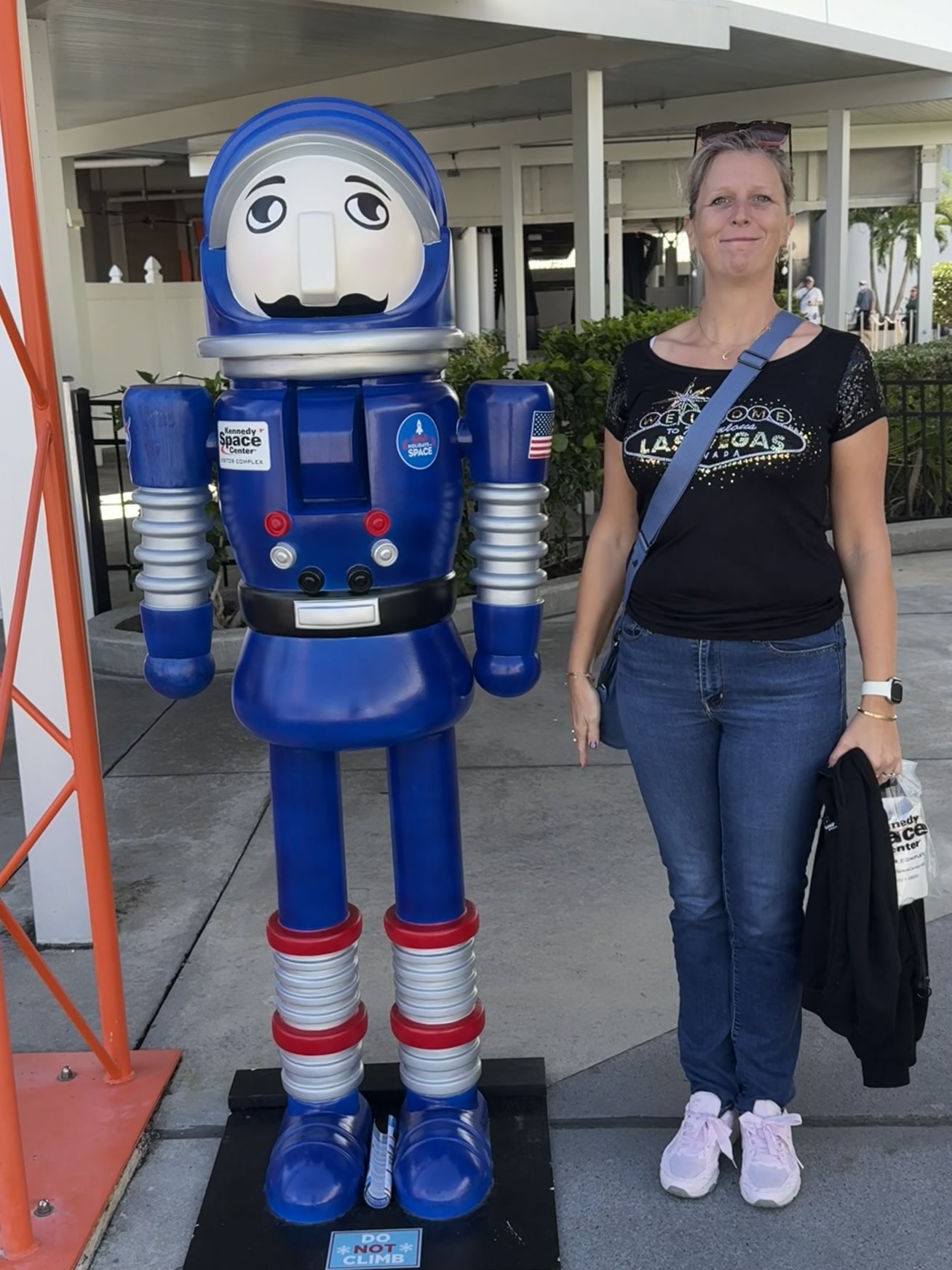 Merritt Island — une femme debout à côté d'une statue de robot