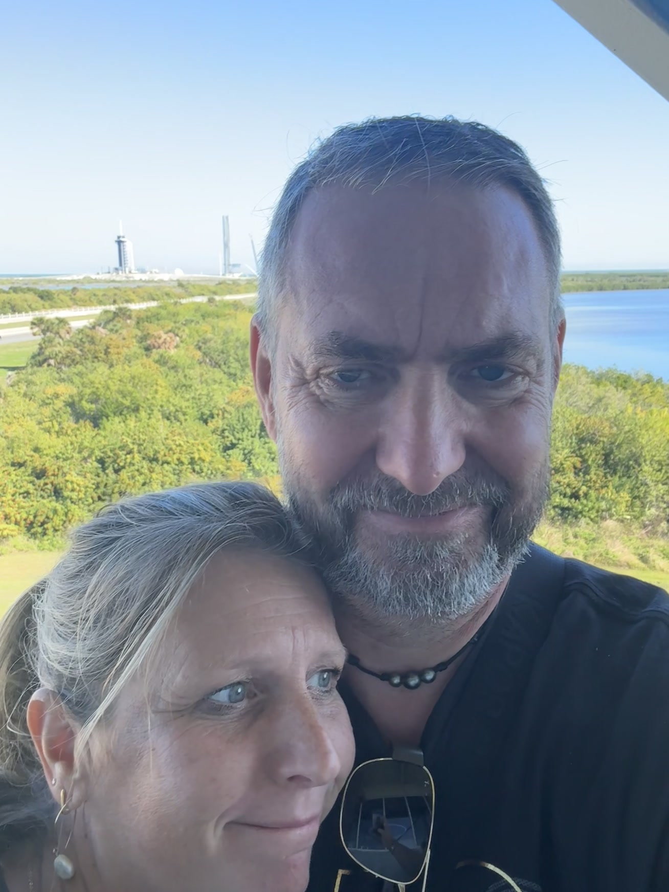 Merritt Island — un homme et une femme sourient en regardant l'eau