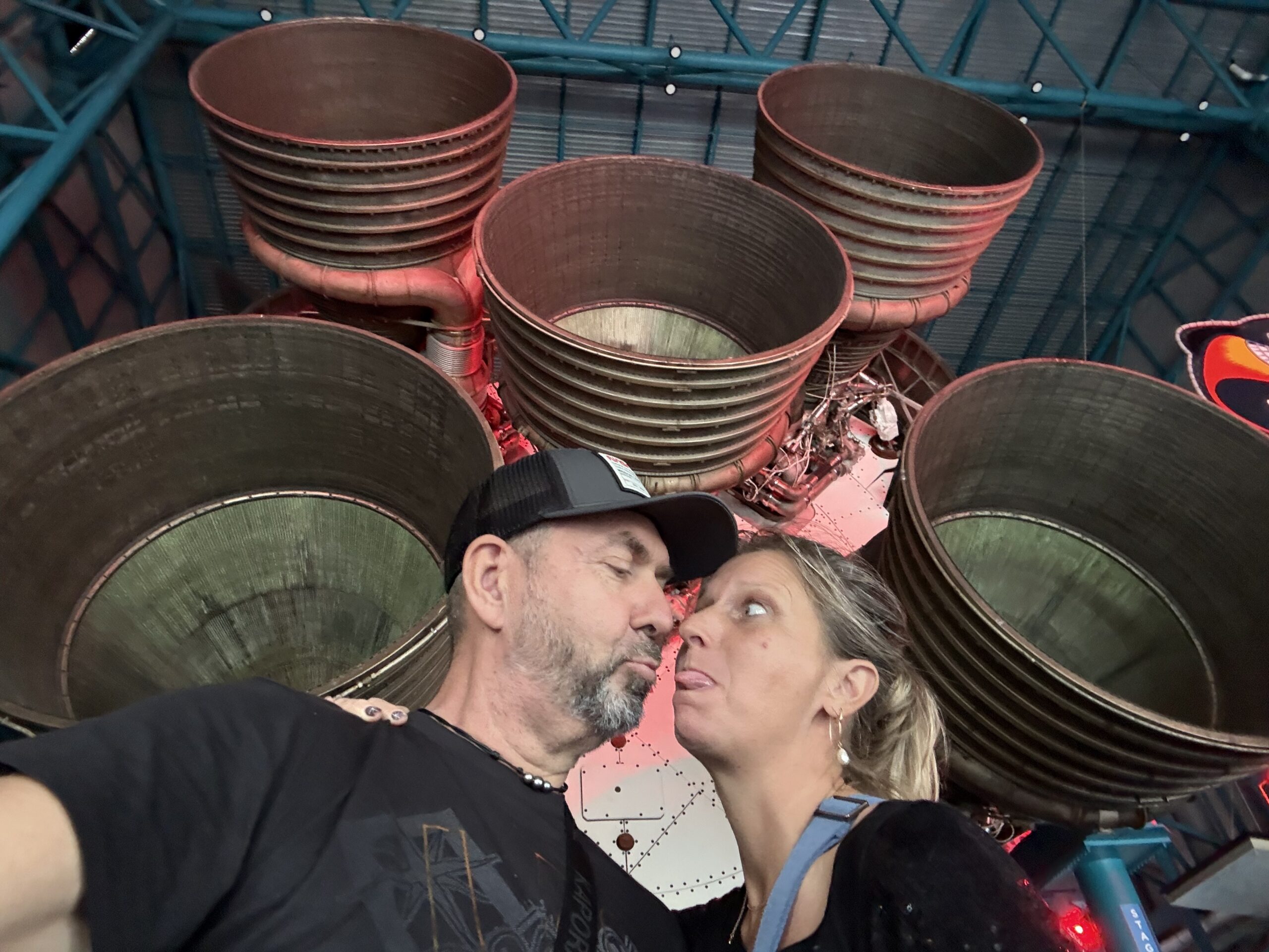 Merritt Island — un homme et une femme s'embrassent devant une grande pile de tuyaux en cuivre