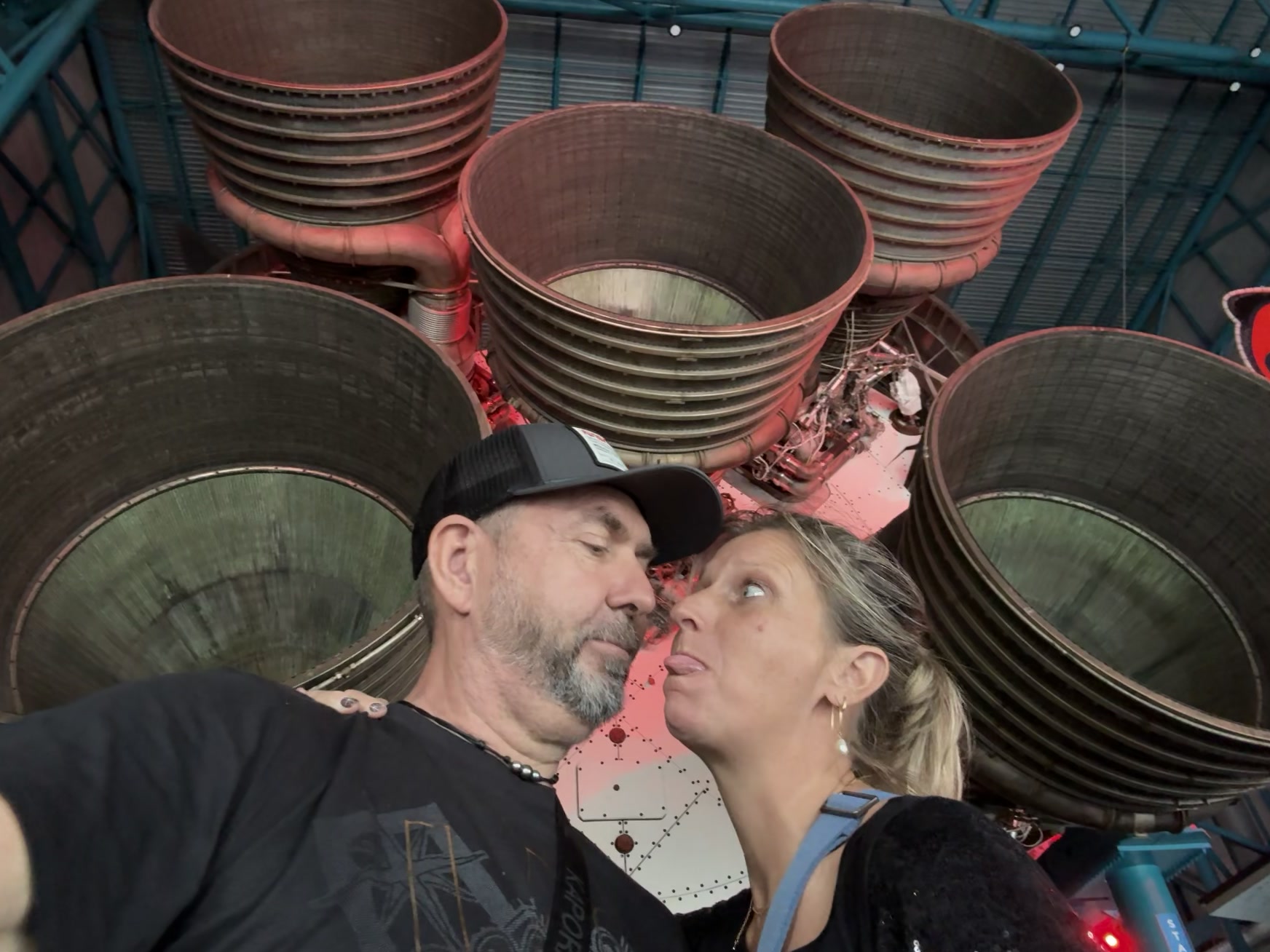 Merritt Island — un homme et une femme s'embrassent devant une grande pile de tuyaux
