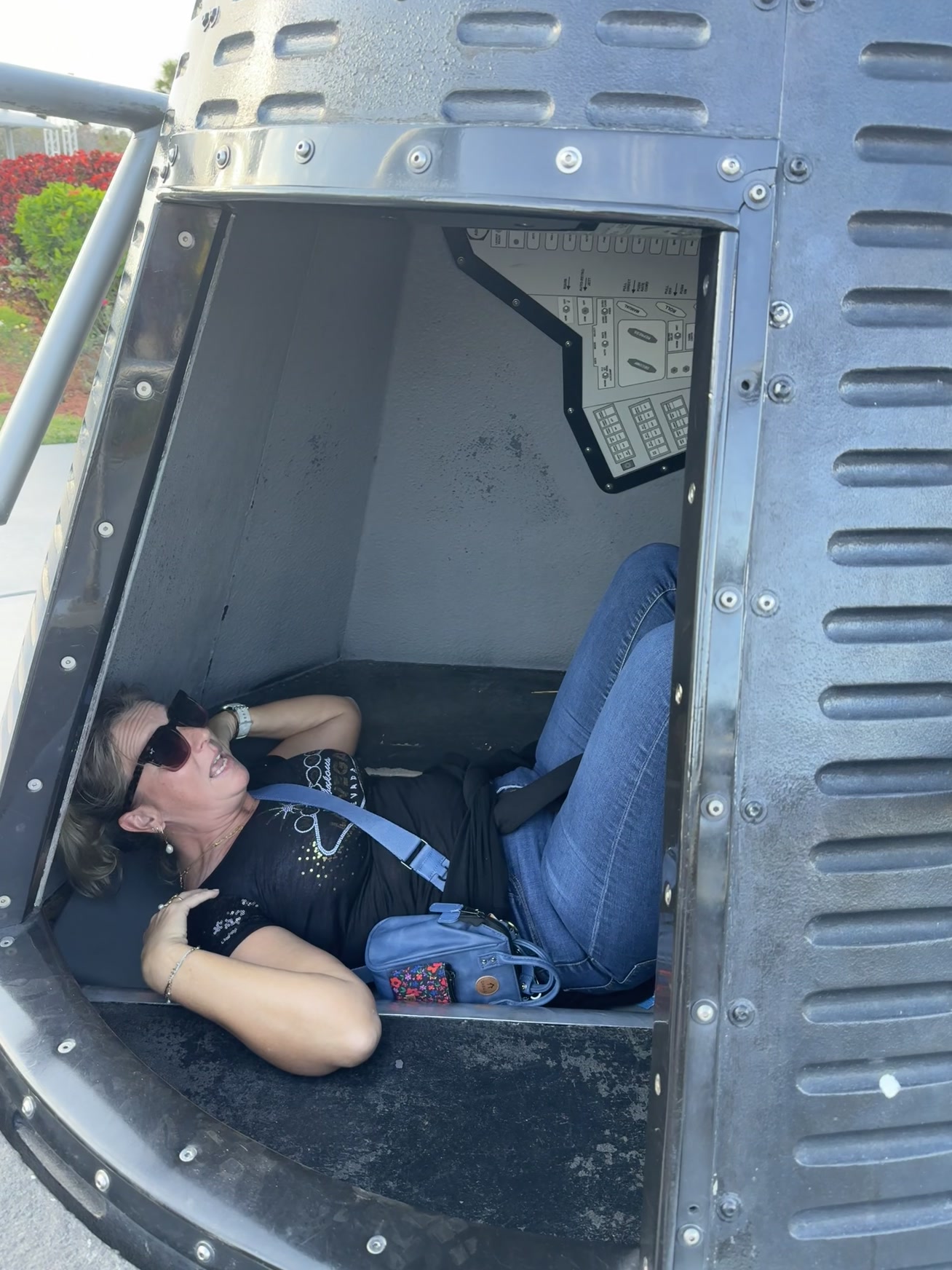 Merritt Island — une femme allongée dans une structure métallique
