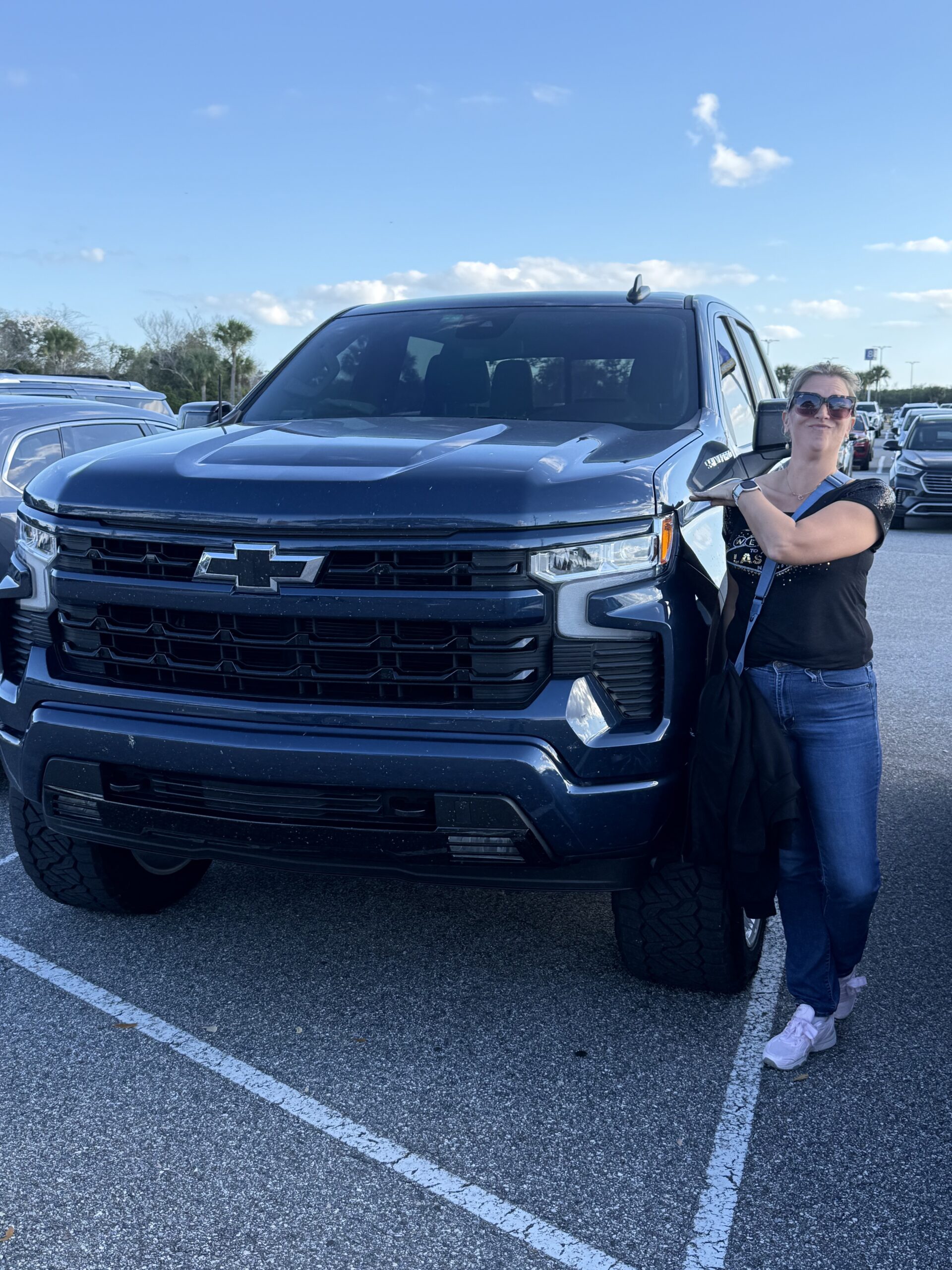 Merritt Island — une femme debout à côté d'un camion