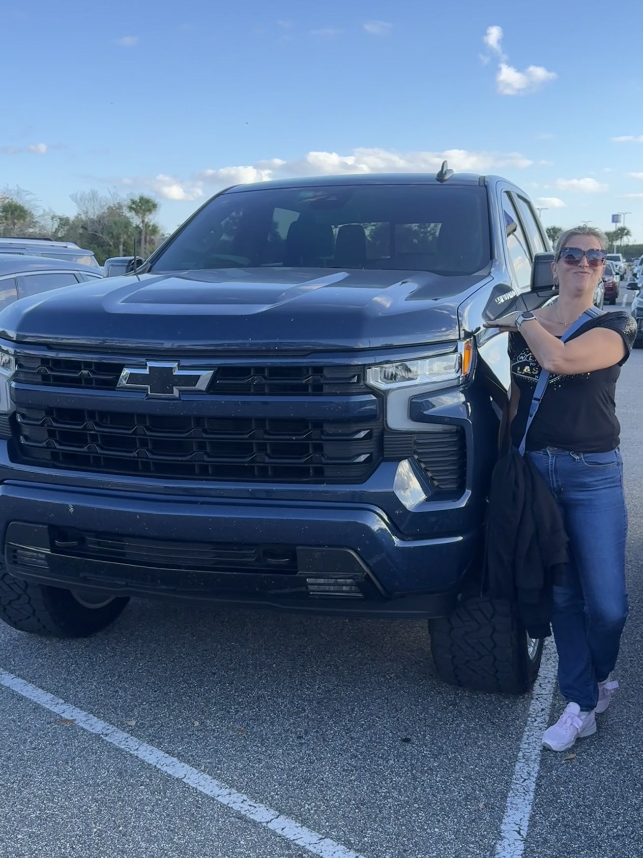 Merritt Island — une femme debout à côté d'un camion