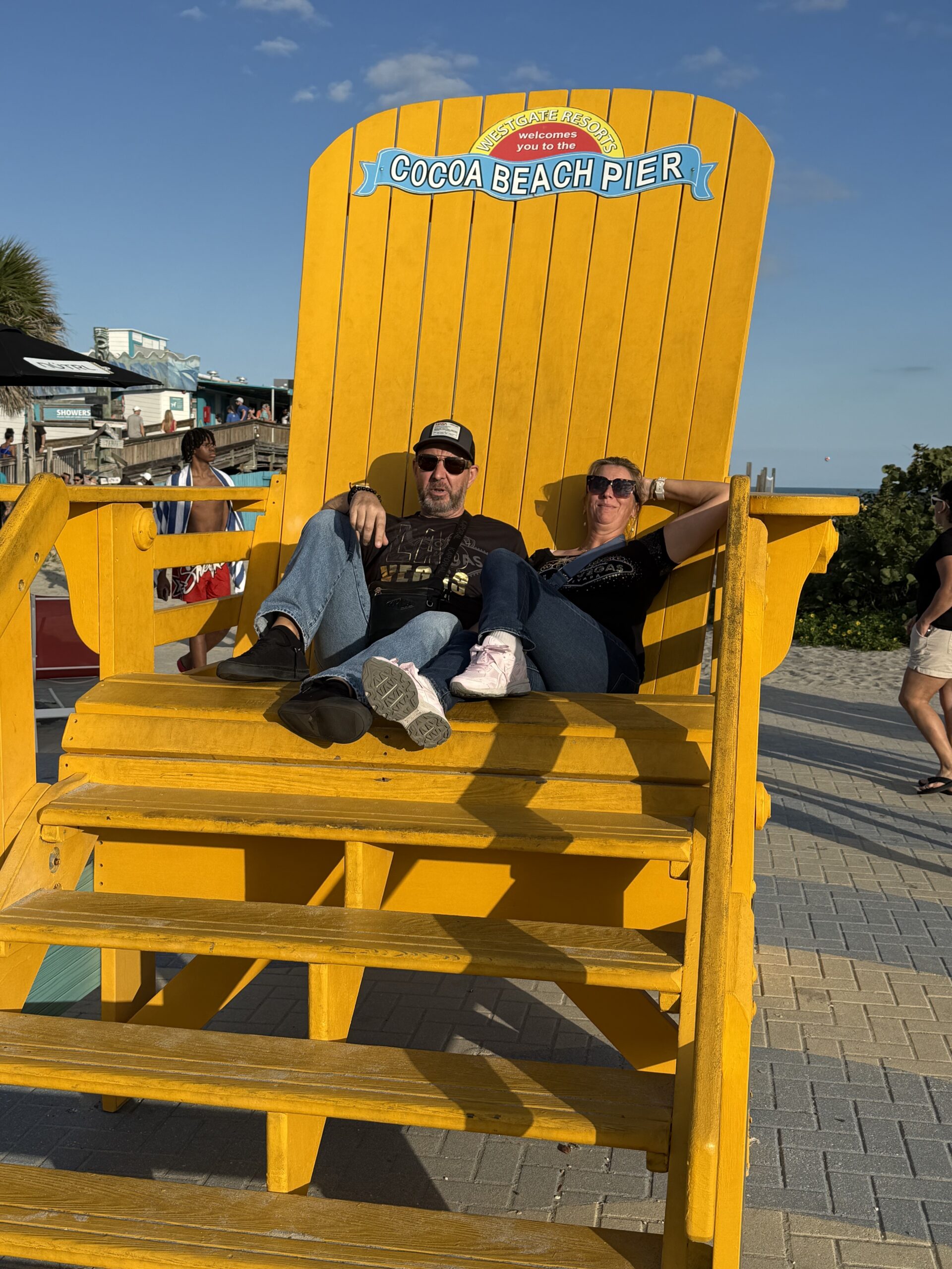 Merritt Island — un homme assis dans une chaise jaune
