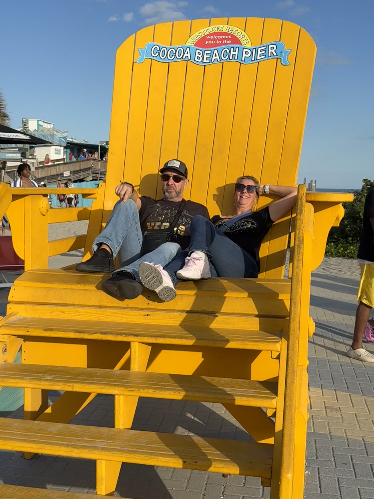 Merritt Island — un homme assis dans une chaise jaune sur la plage