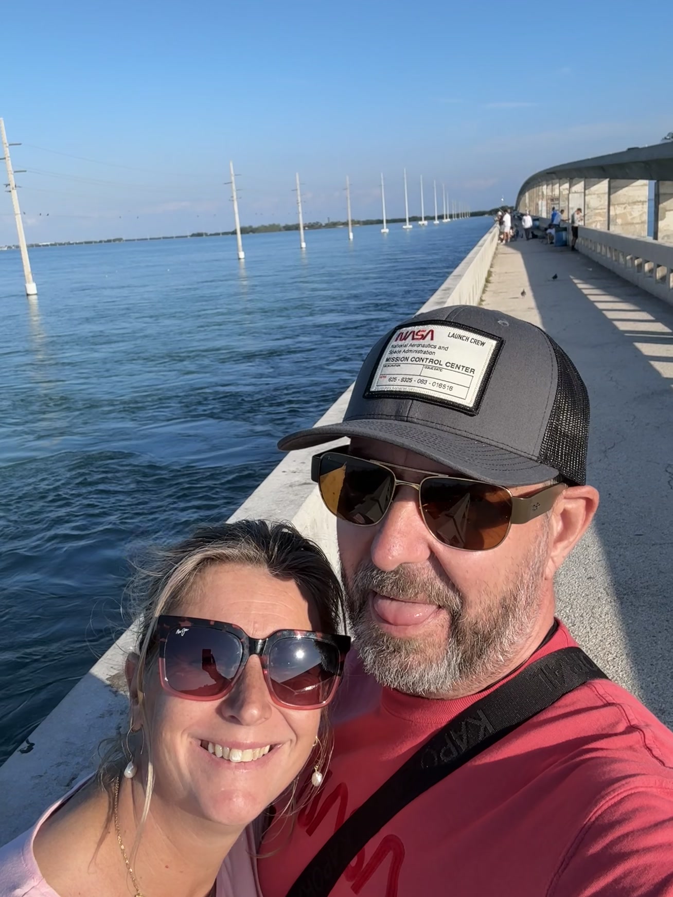 Floride — un homme et une femme sourient alors qu'ils sont sur un bateau
