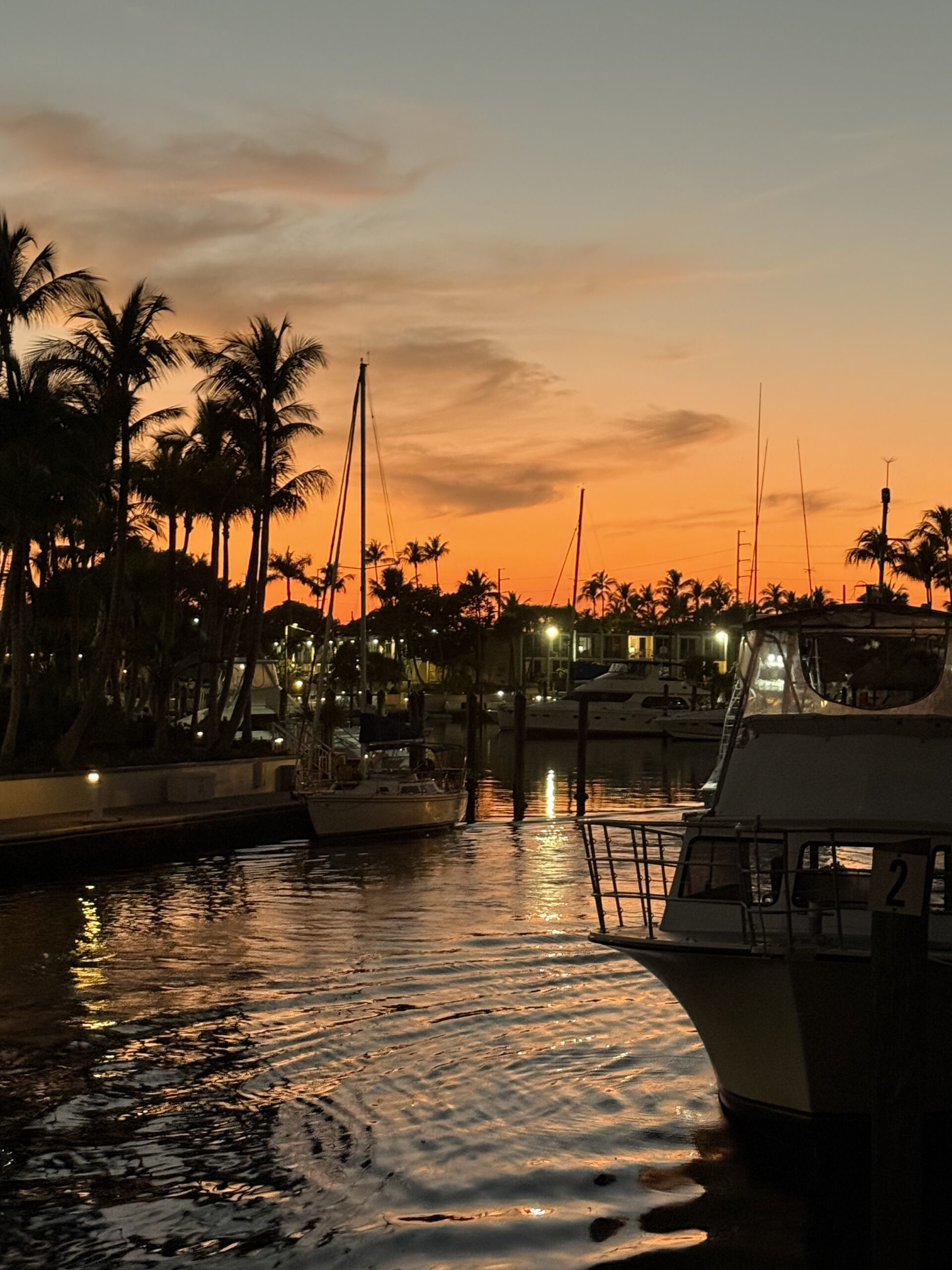 Floride — un bateau amarré dans une marina au coucher du soleil