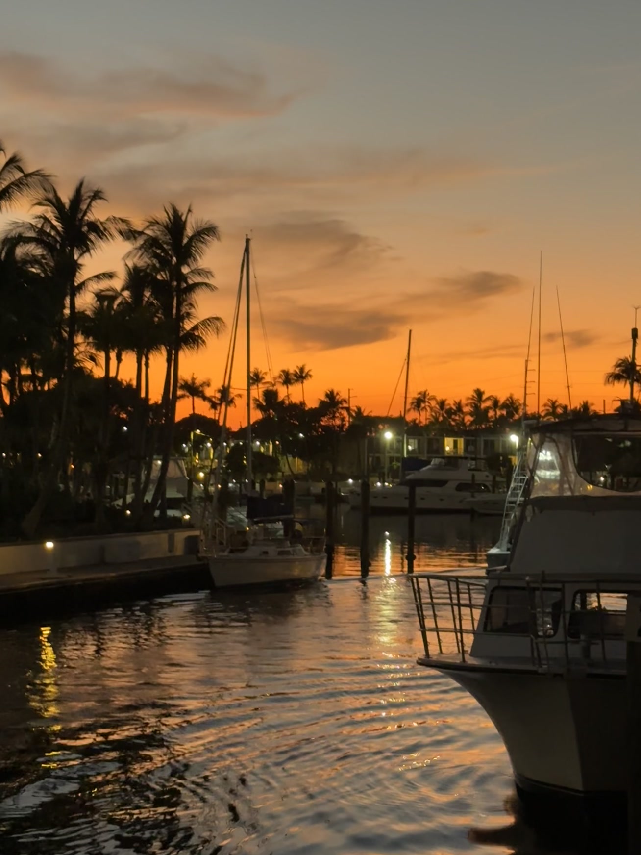 Floride — un bateau amarré dans une marina en soirée