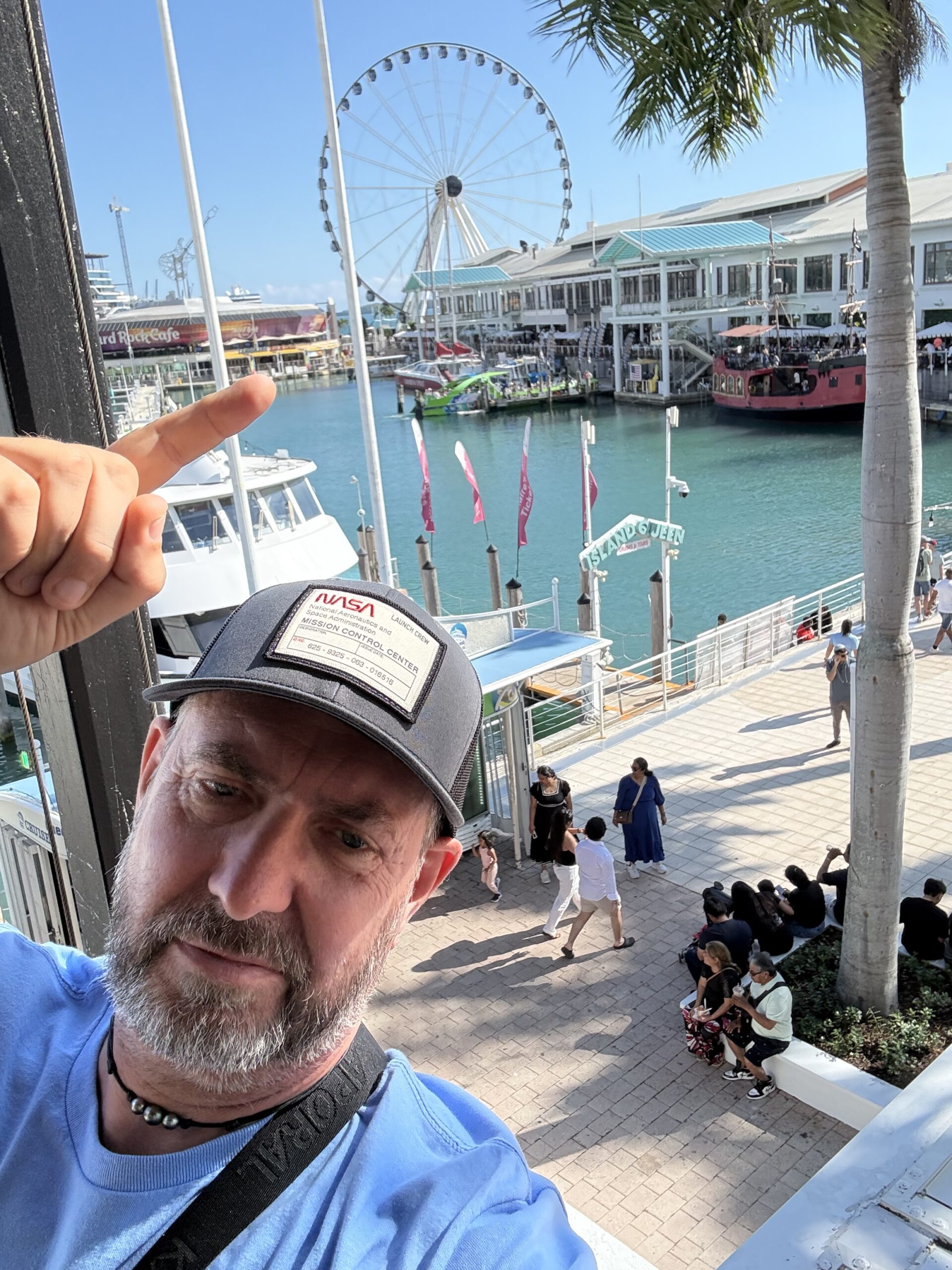 Miami — un homme avec un chapeau et une chemise bleue