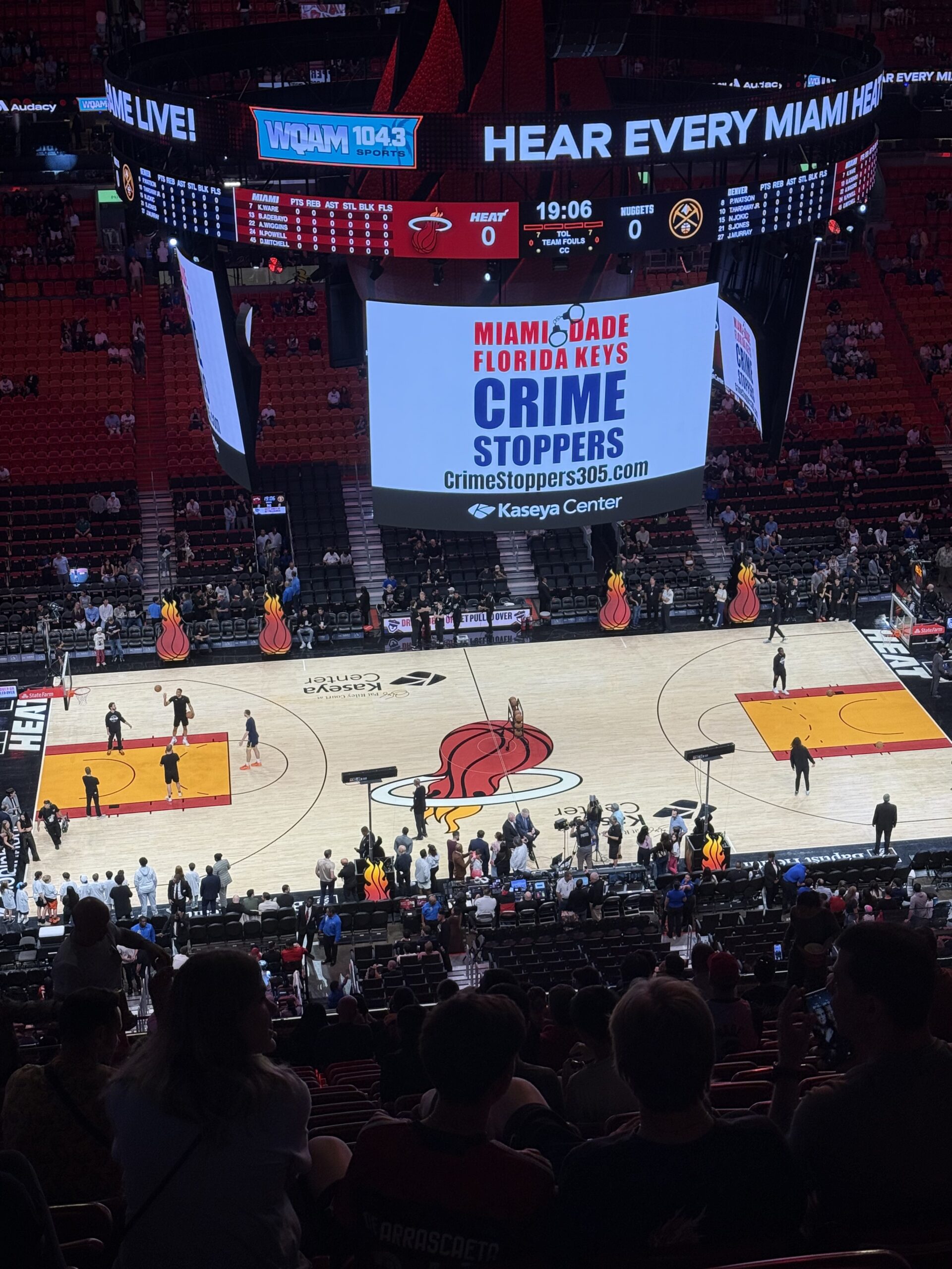 Miami — un match de basket-ball se joue dans une grande arène