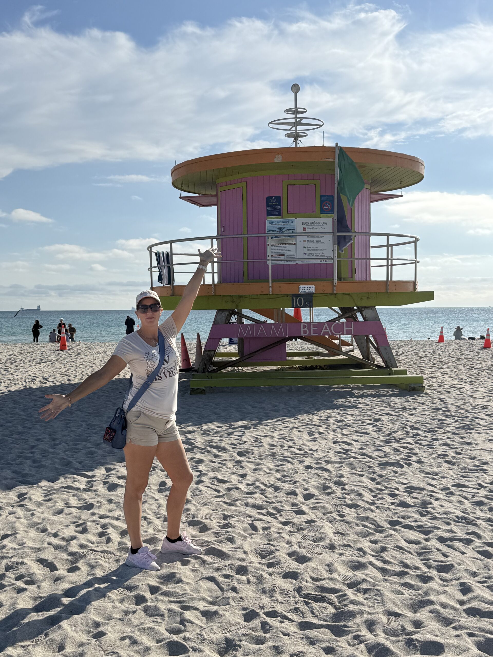 Miami — une femme debout sur une plage à côté d'un sauveteur