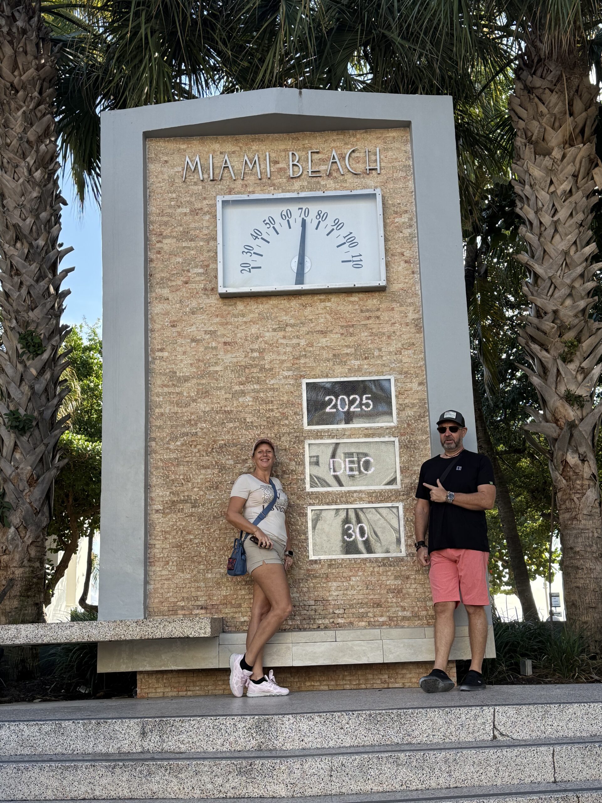 Miami — un couple de personnes debout à côté d'une horloge