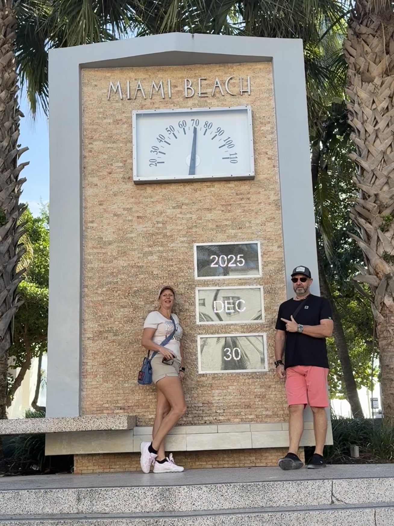Miami — deux personnes debout à côté d'une horloge