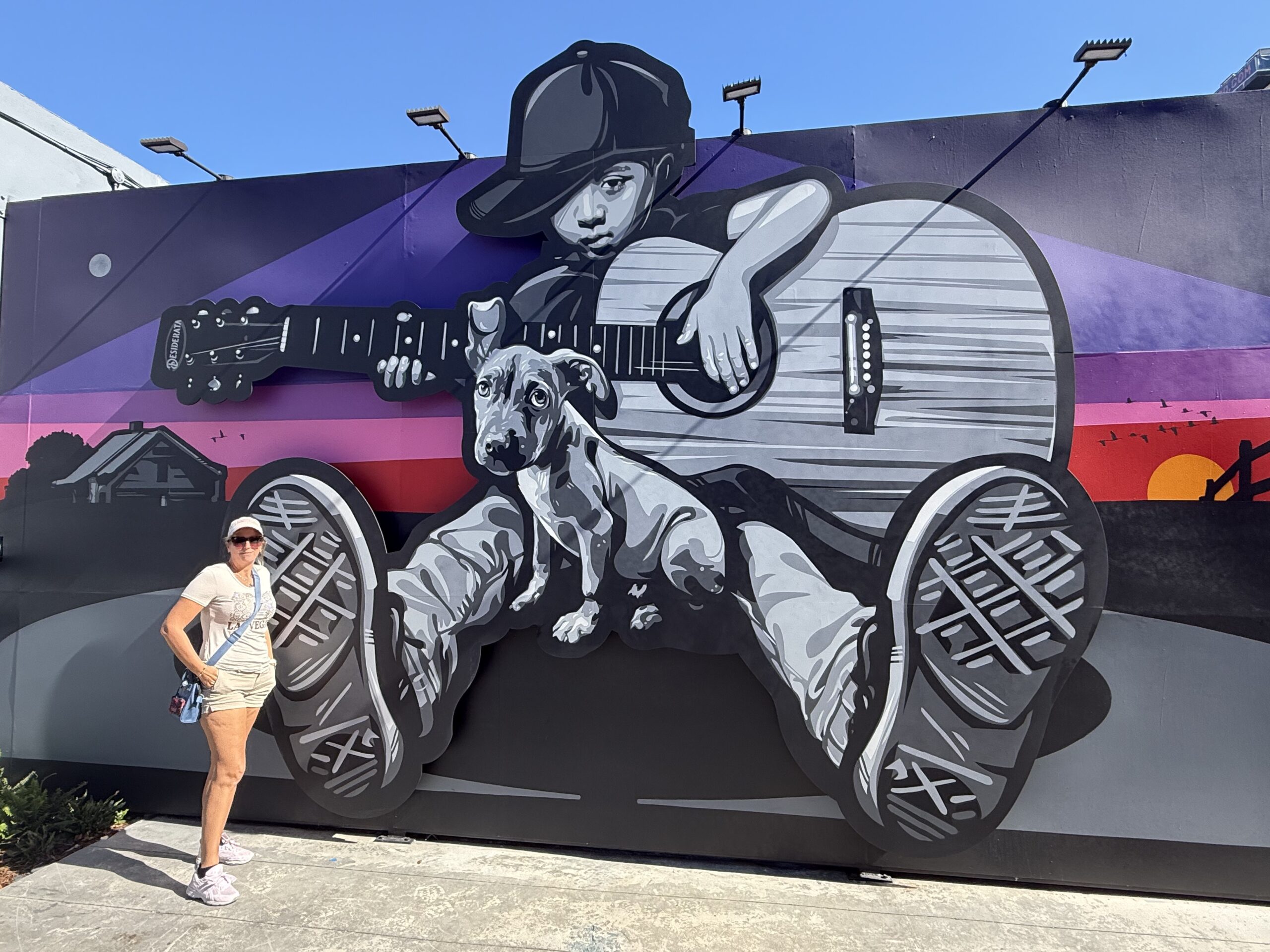 Miami — une femme debout devant une fresque murale