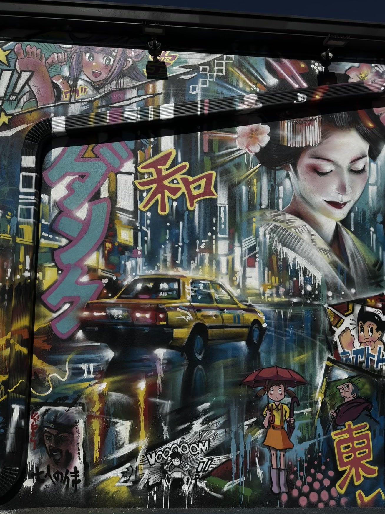 Miami — une fresque murale d'une femme dans une ville