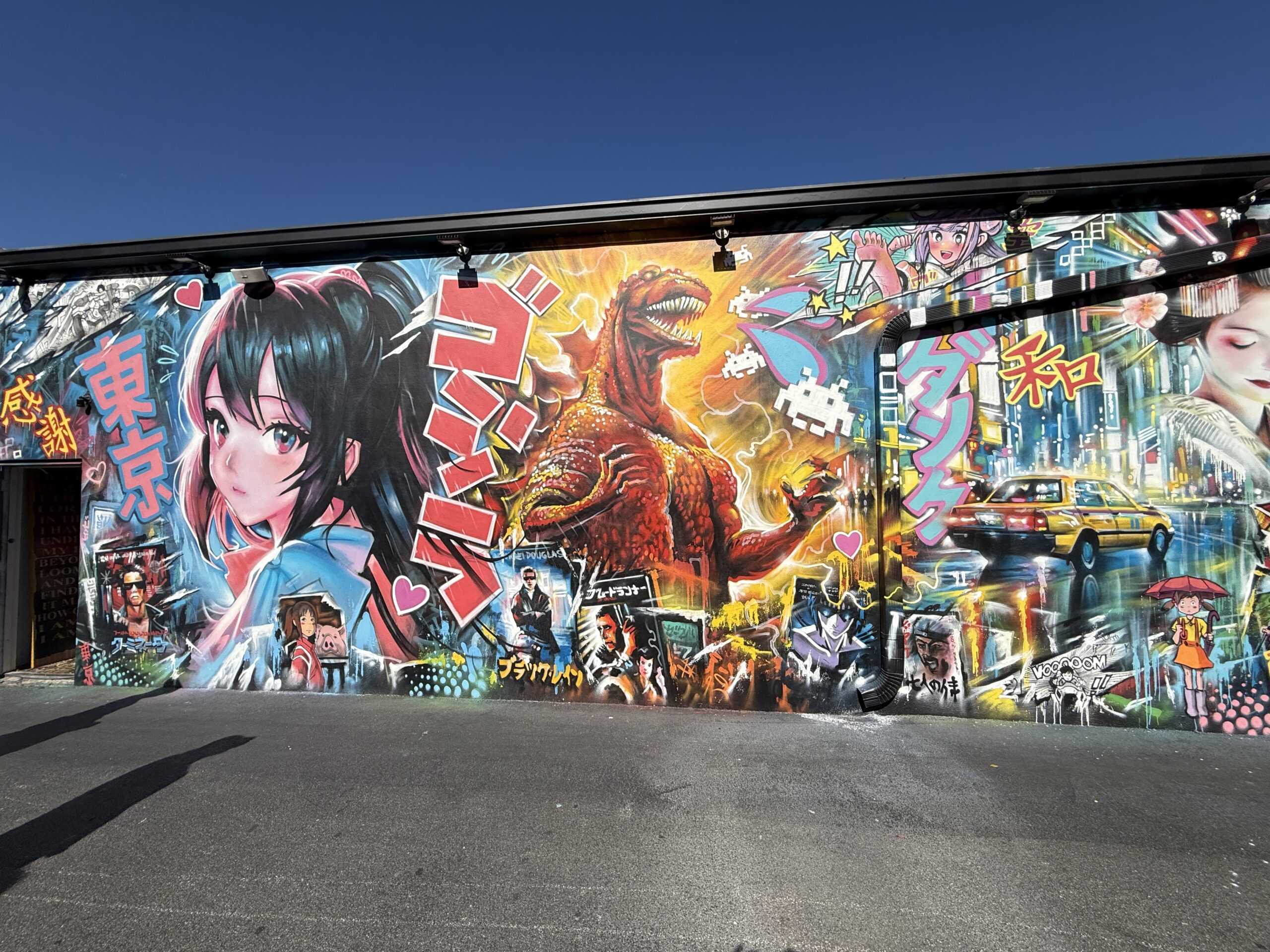 Miami — une personne passant devant un mur couvert de graffitis