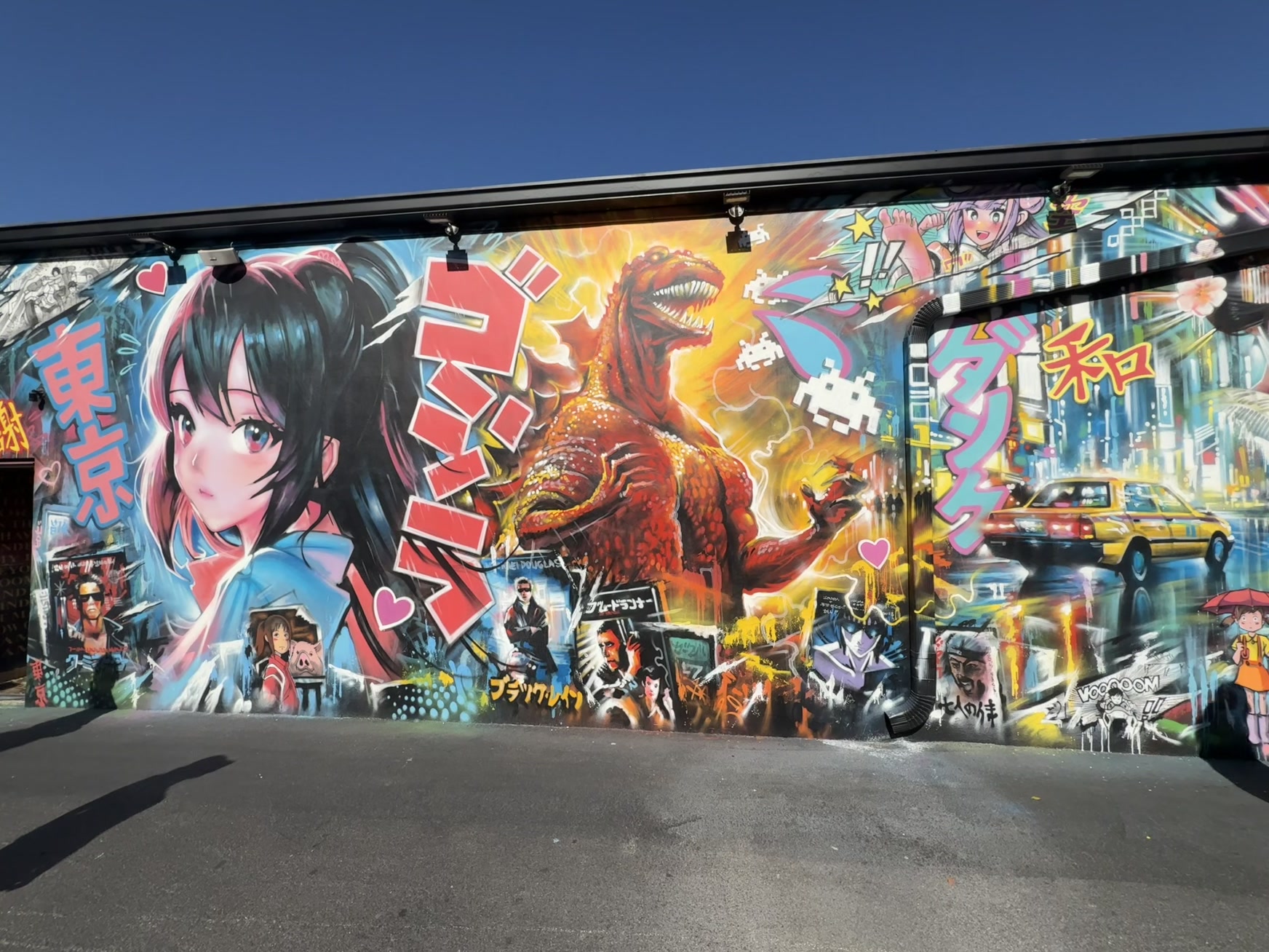 Miami — une fresque murale d'une femme devant un bâtiment