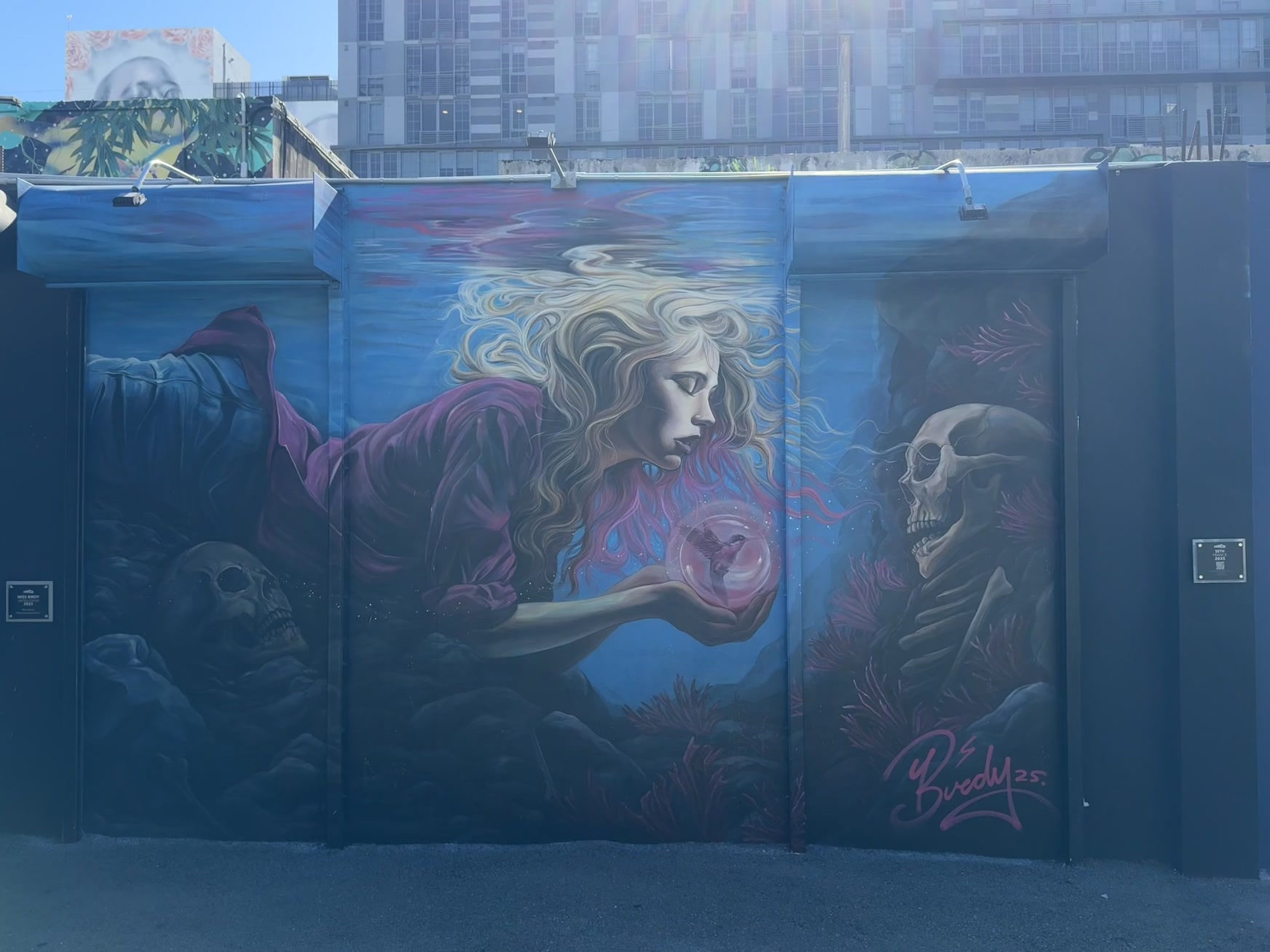 Miami — une fresque murale sur le côté d'un bâtiment dans une ville