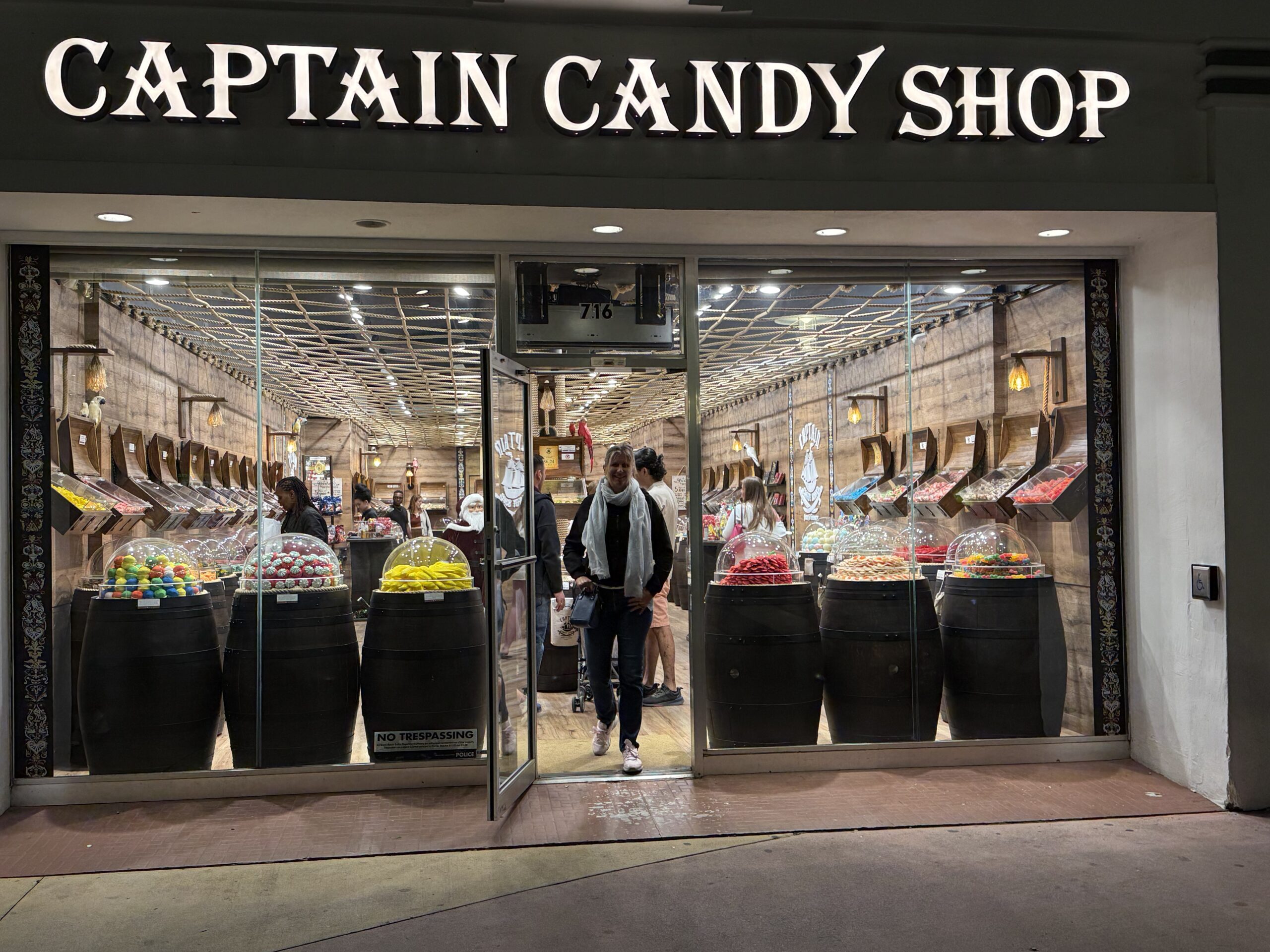 Miami — un homme entrant dans un magasin avec une enseigne qui dit 'Captaindy Shop'