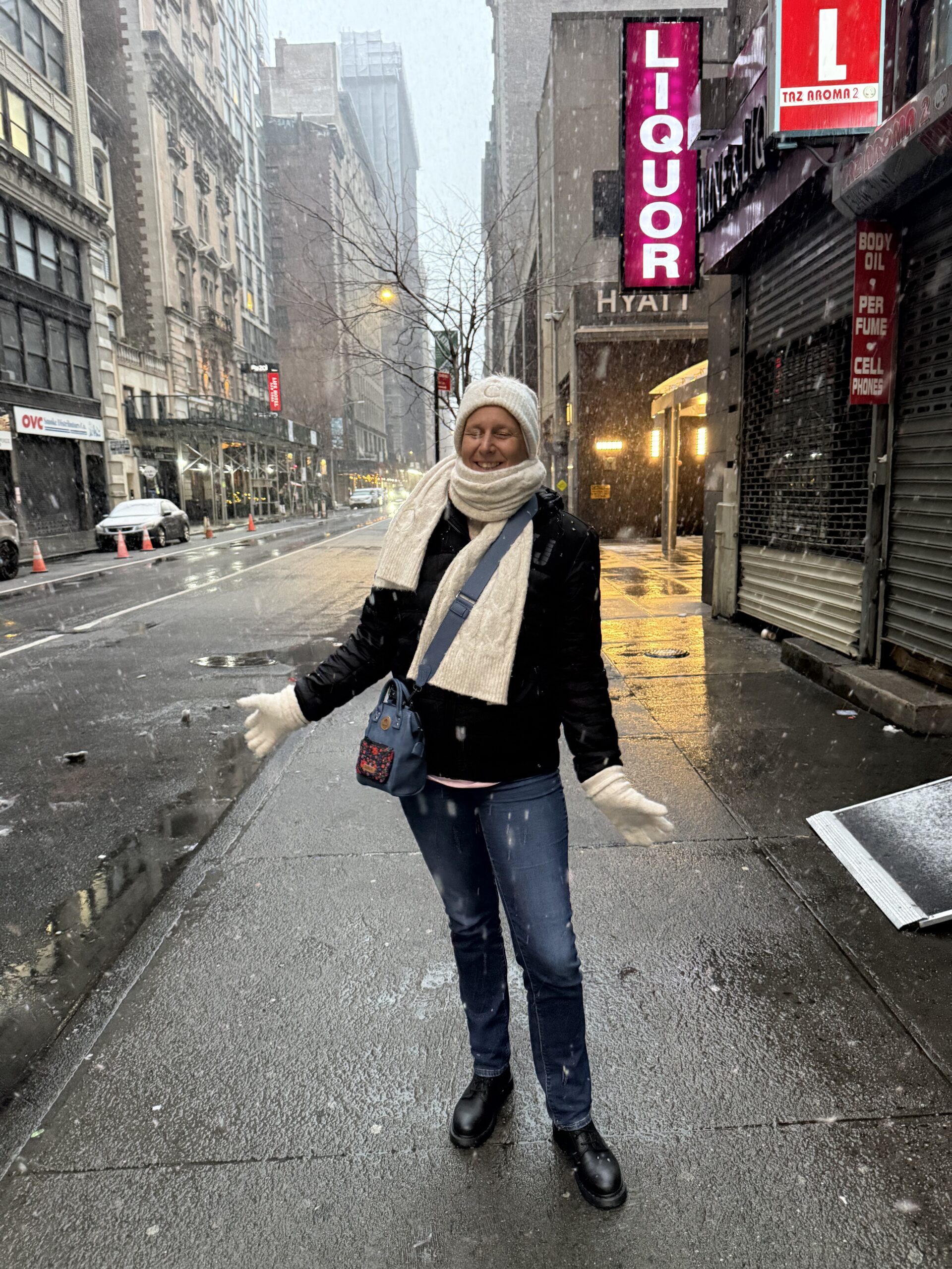 Manhattan, New York — une femme en écharpe et foulard sur une rue de ville