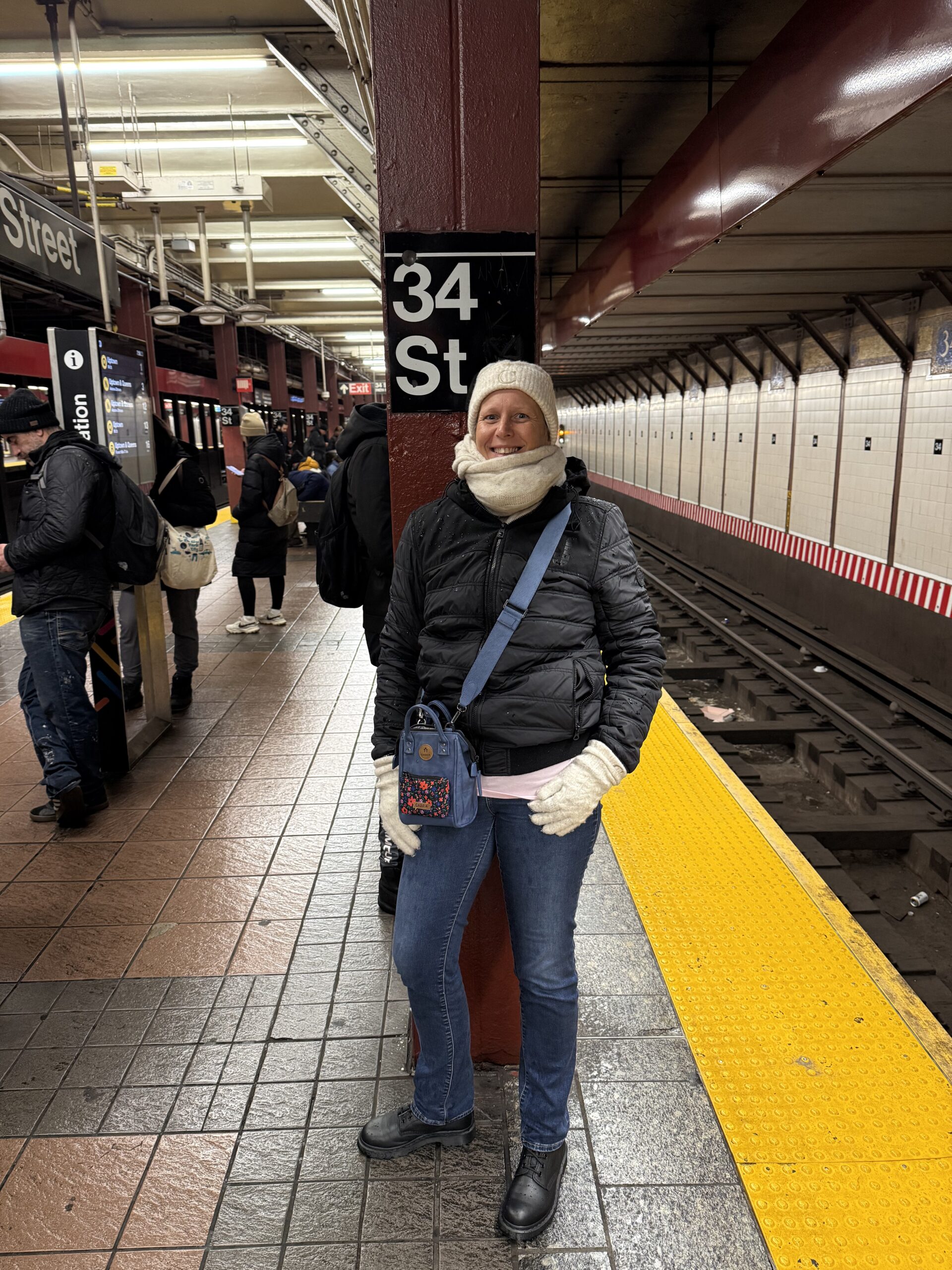 Manhattan, New York — une femme debout sur une plateforme avec une valise