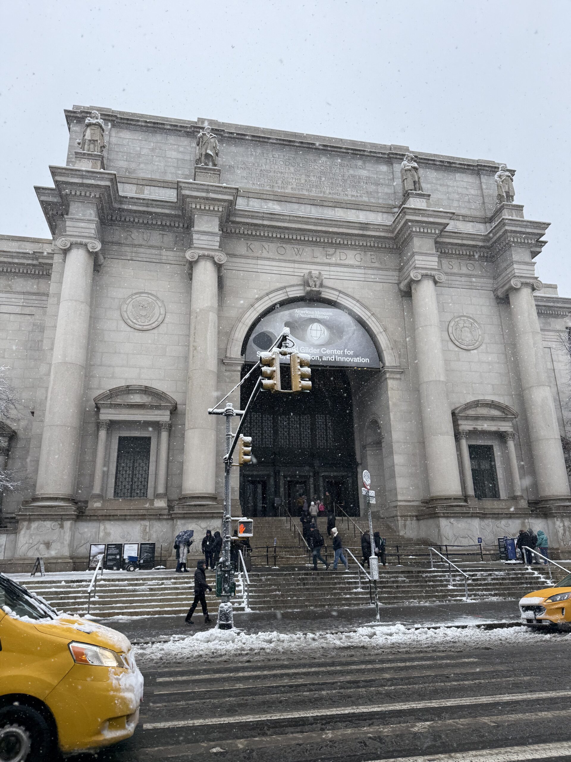 Manhattan, New York — une voiture jaune garée devant un bâtiment