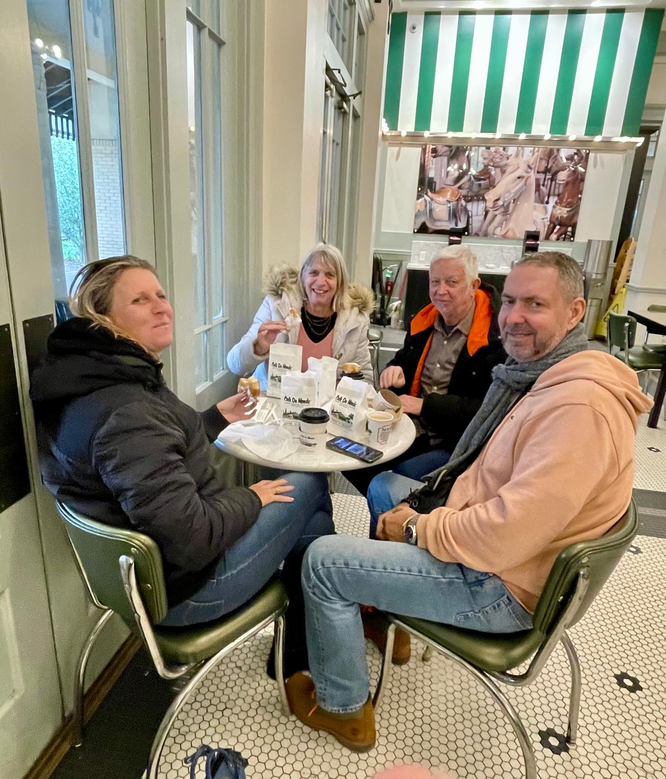 La Nouvelle-Orléans — trois personnes assises à une table en train de manger