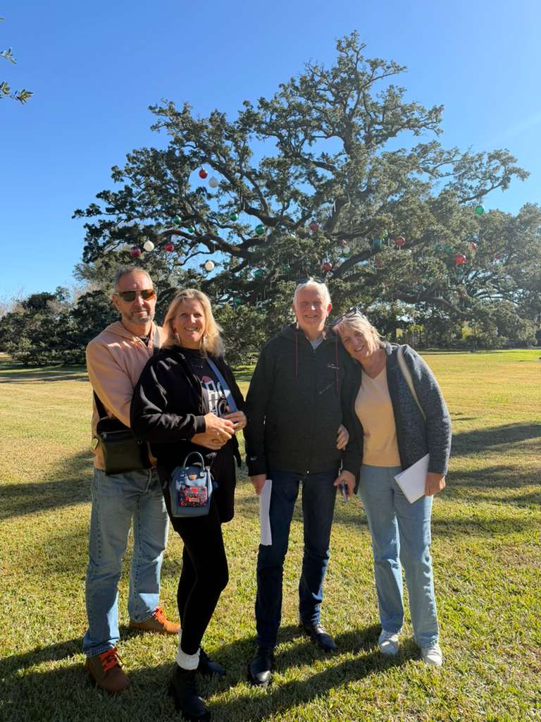 Huntridge, Las Vegas — Trois personnes debout dans un champ avec un arbre derrière elles