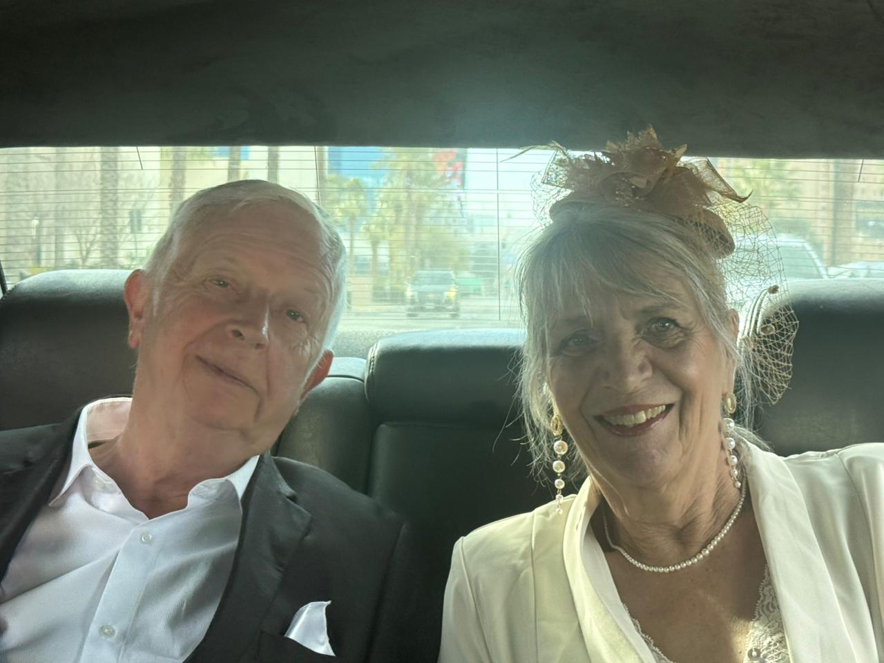 Downtown Las Vegas, Las Vegas — un homme et une femme assis dans une voiture