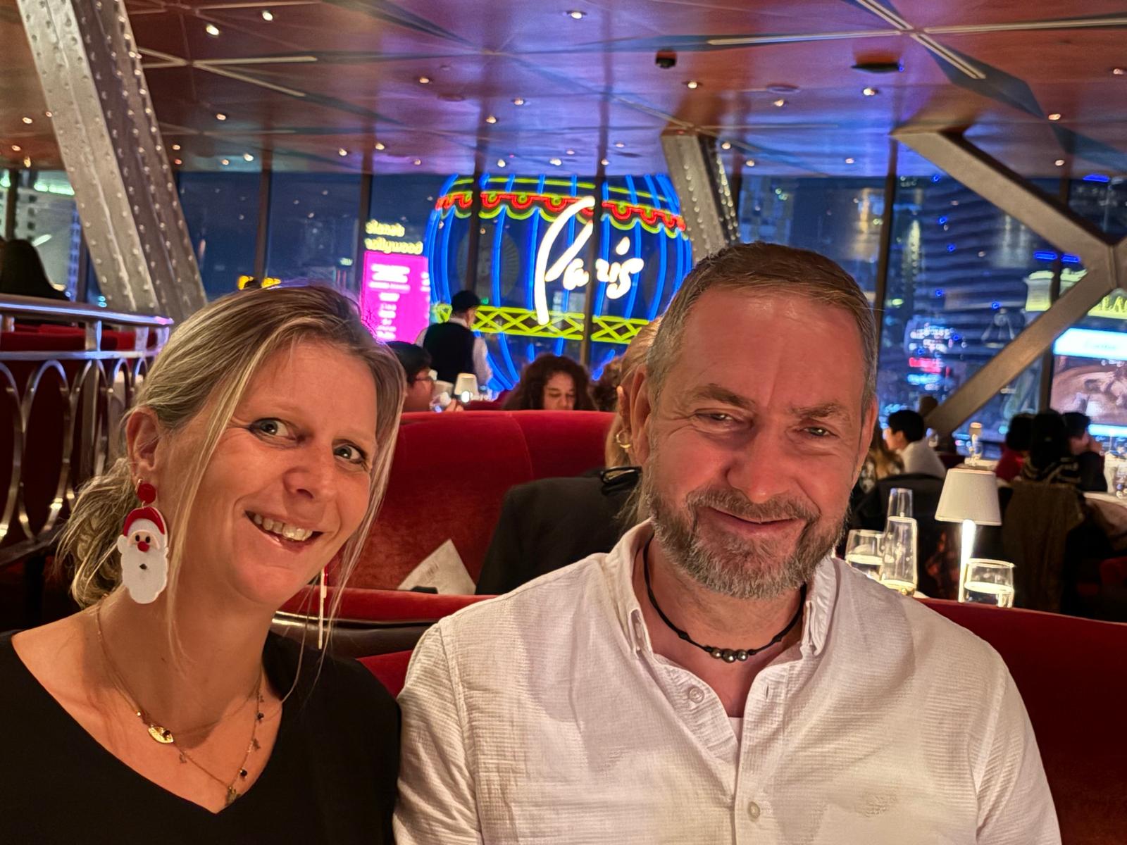 Port Saint Lucie — un homme et une femme assis à une table