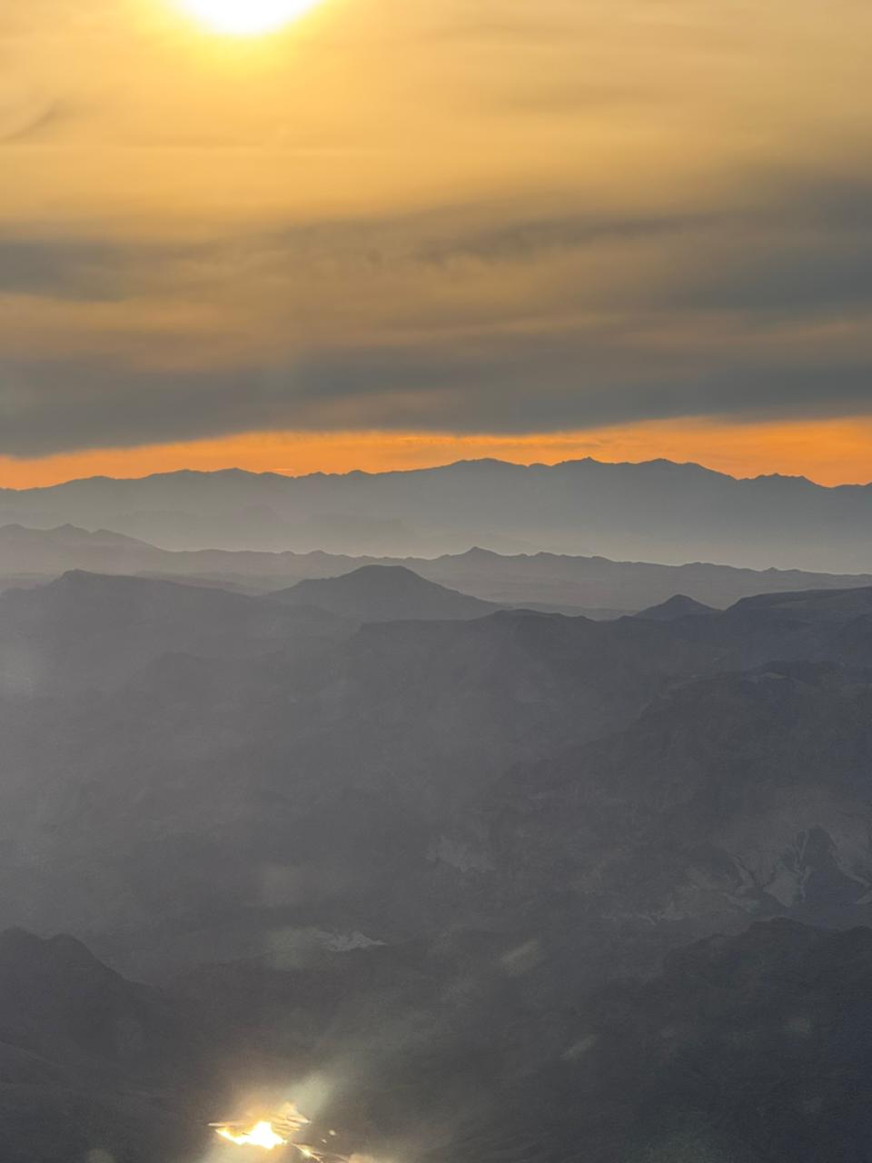 vue d'une chaîne de montagnes au coucher du soleil