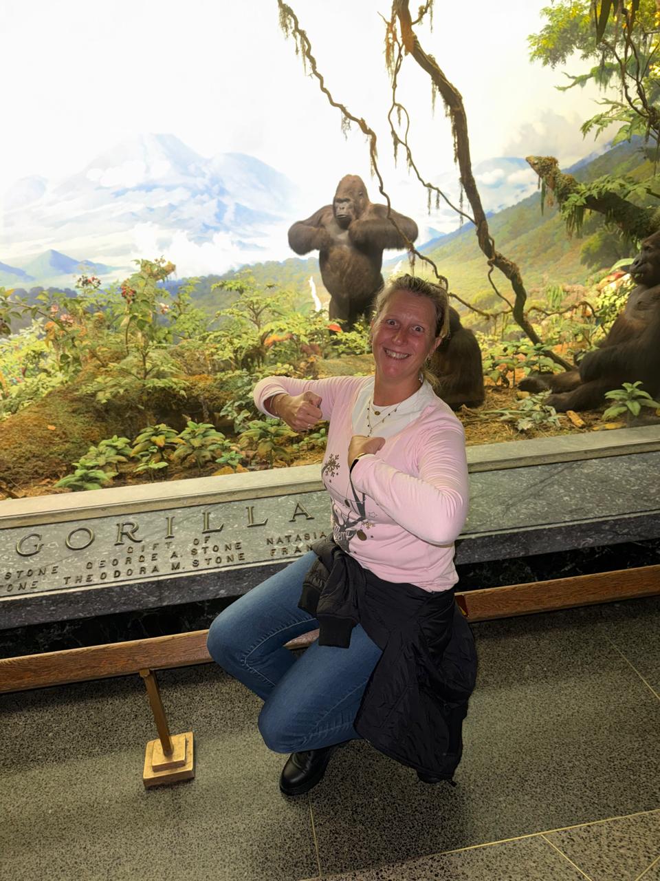 Manhattan, New York — une femme à genoux pour prendre une photo d'un gorille