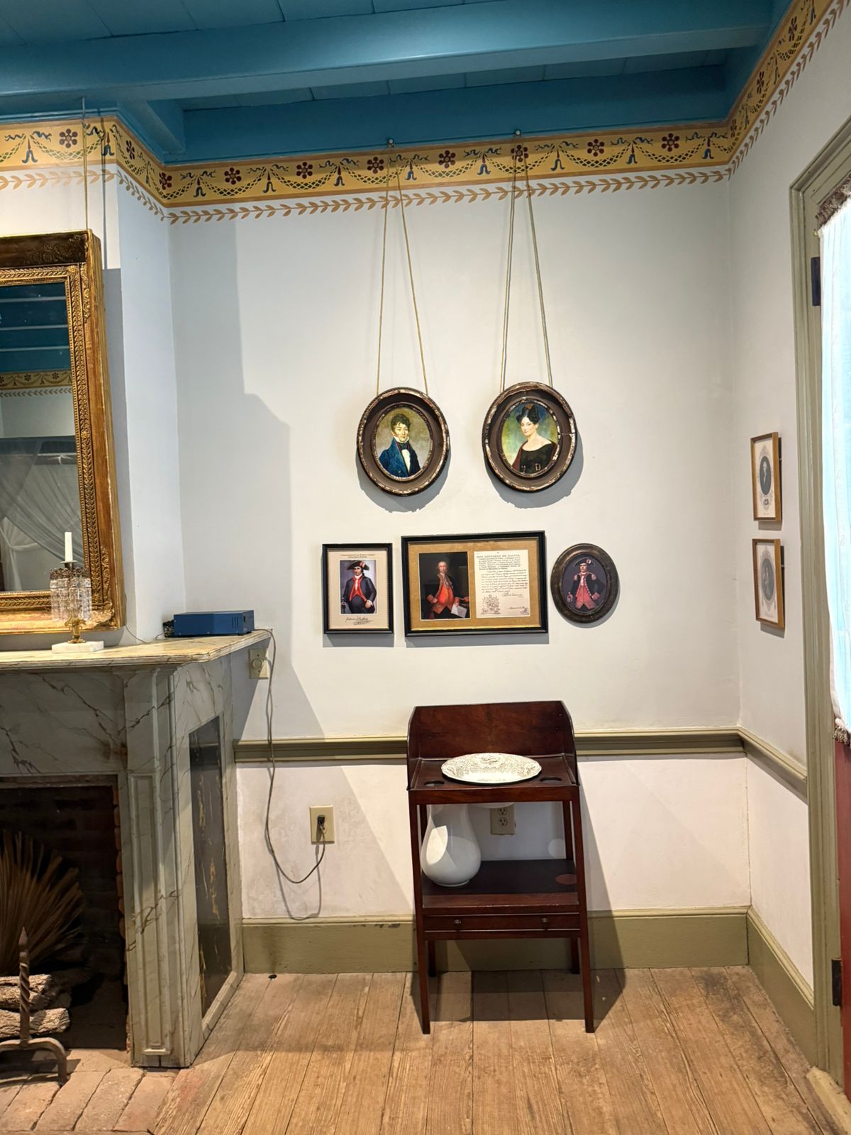 Huntridge, Las Vegas — Une pièce avec une cheminée et un miroir