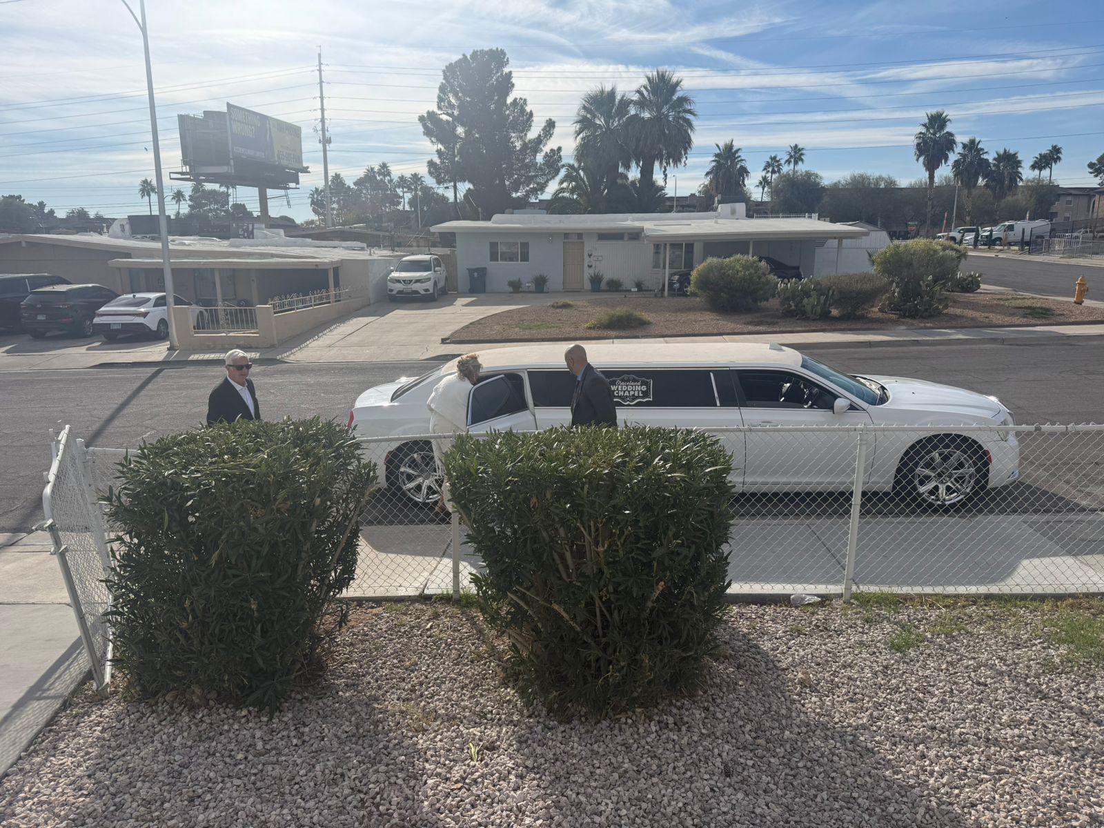 Arizona — un homme debout à côté d'une voiture blanche