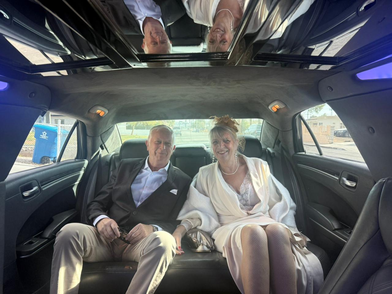 Downtown Las Vegas, Las Vegas — un homme et une femme assis à l'arrière d'une voiture