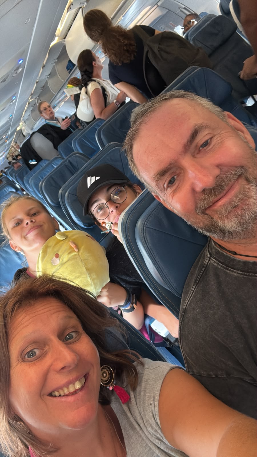 un homme et une femme assis dans un avion