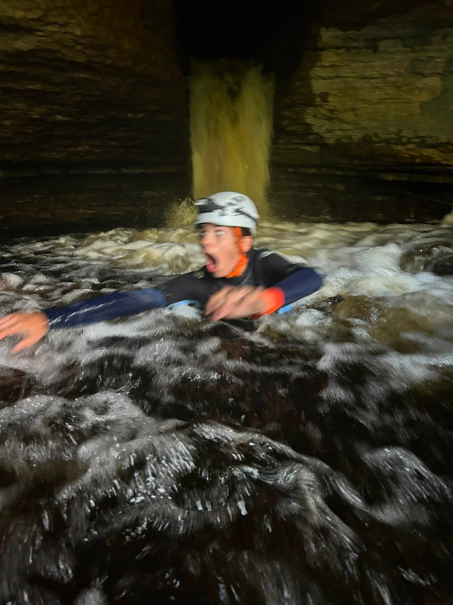 un homme en combinaison est dans une rivière