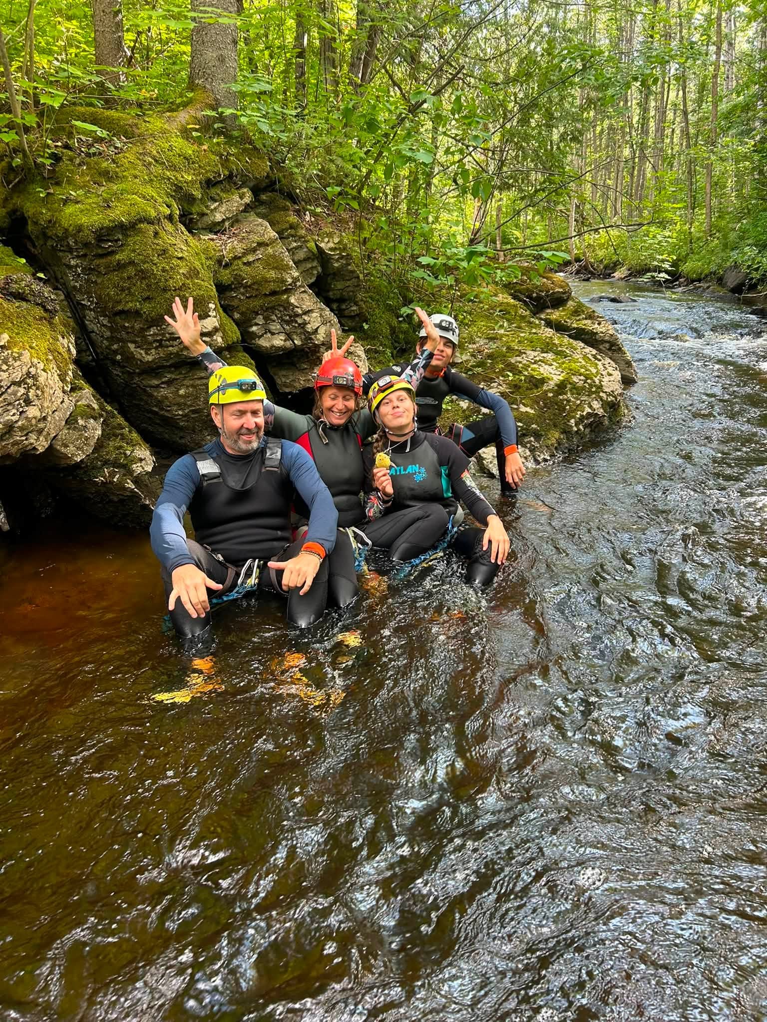 deux personnes en combinaison dans un ruisseau