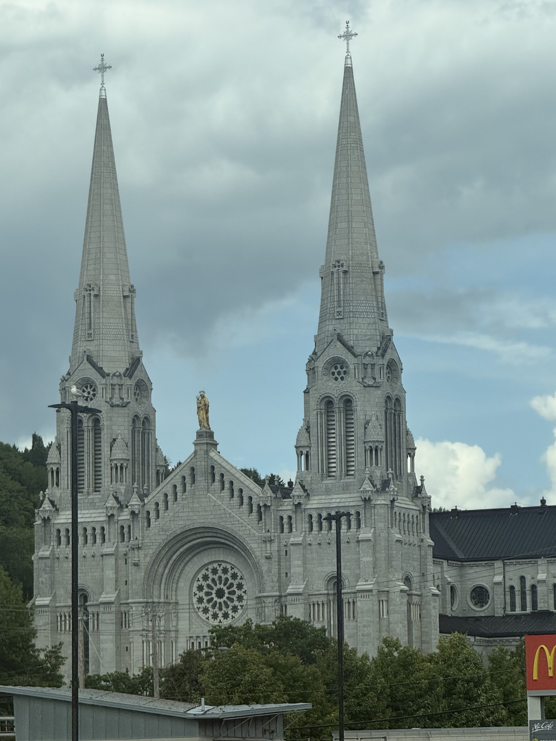 une grande cathédrale, Sainte-Anne-de-Beaupré, Québec, Canada