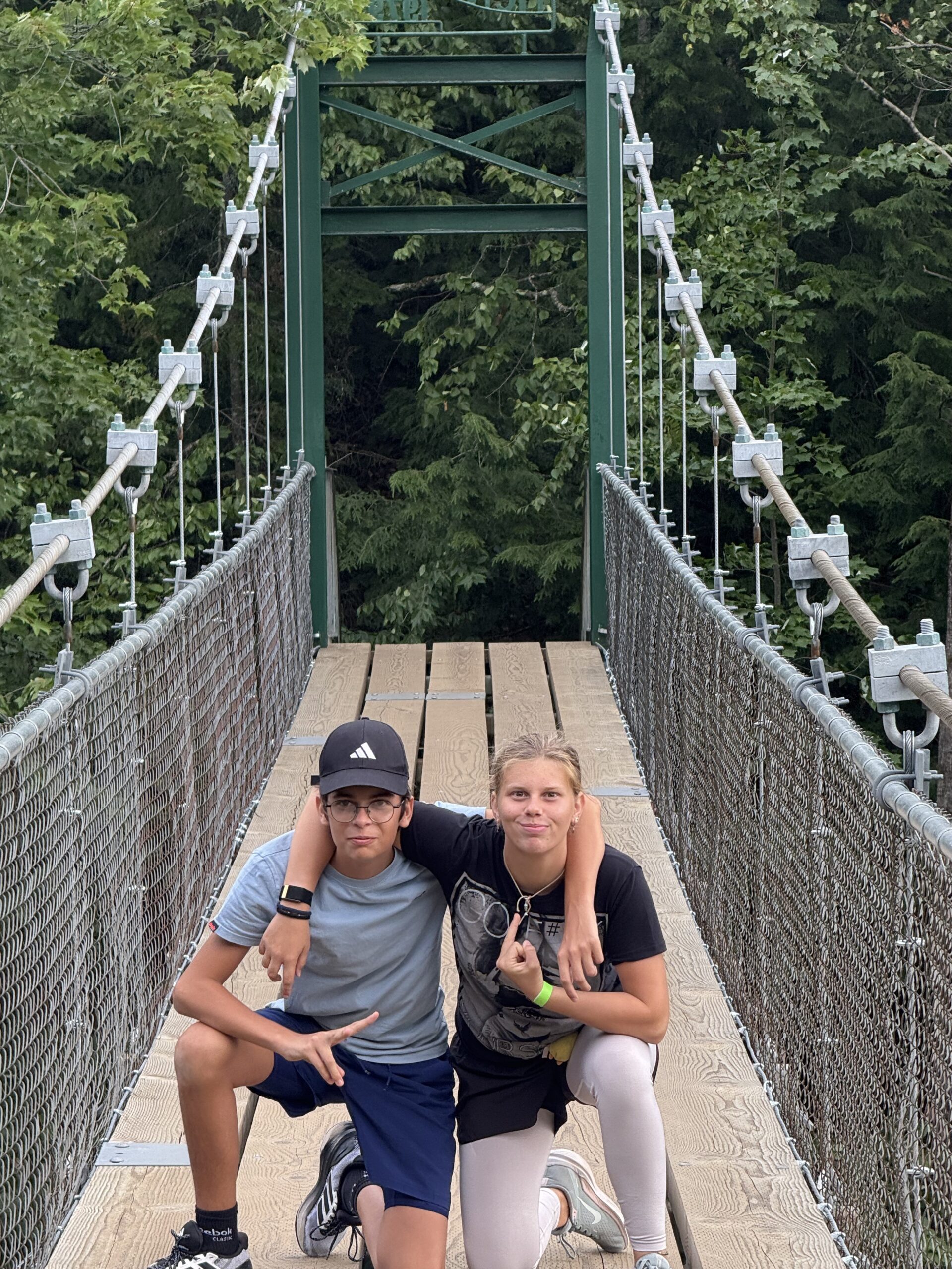 deux personnes assises sur un pont, Saint-Ferréol-les-Neiges, Québec, Canada