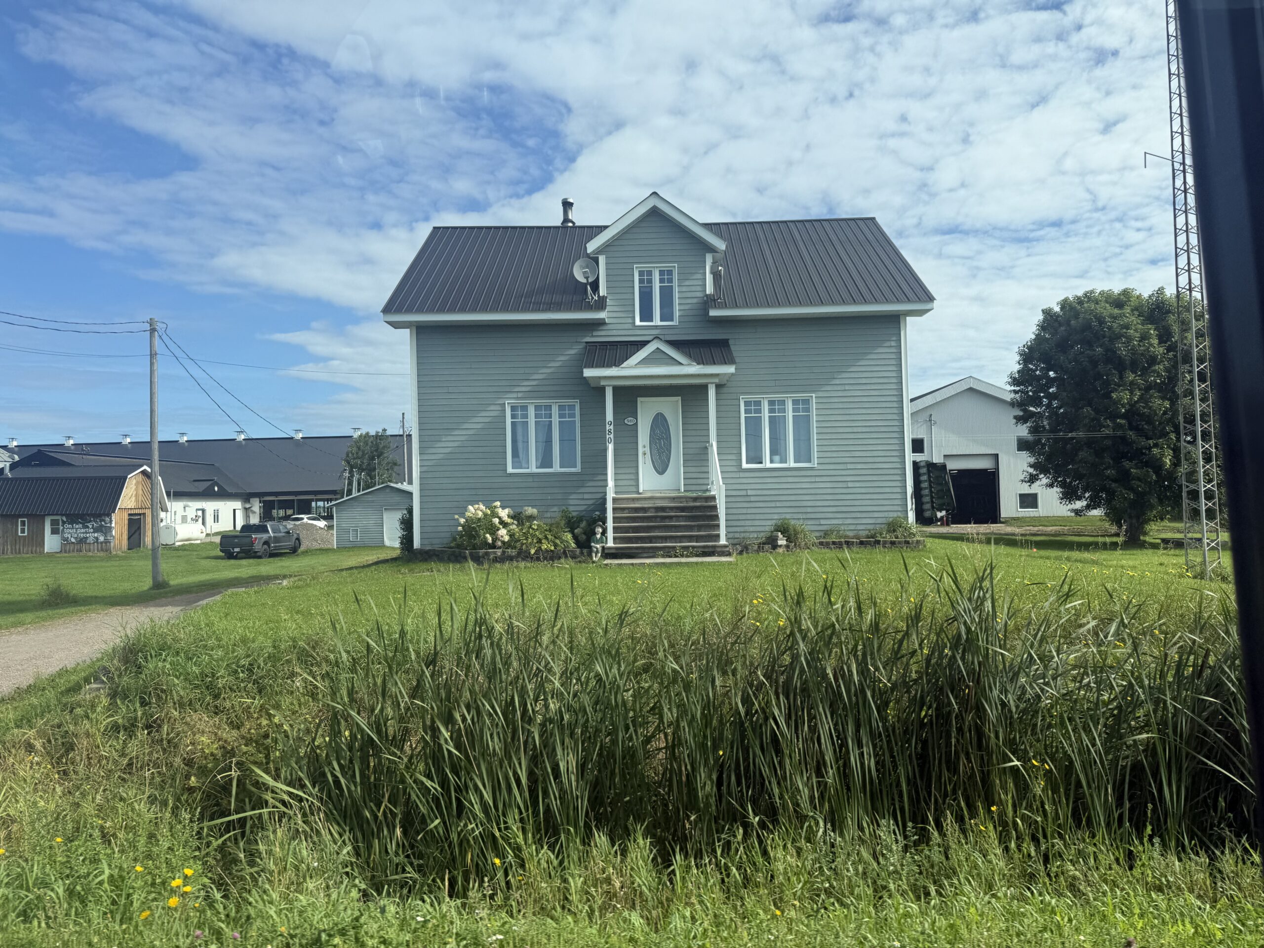une maison avec un toit gris, Hébertville, Québec, Canada