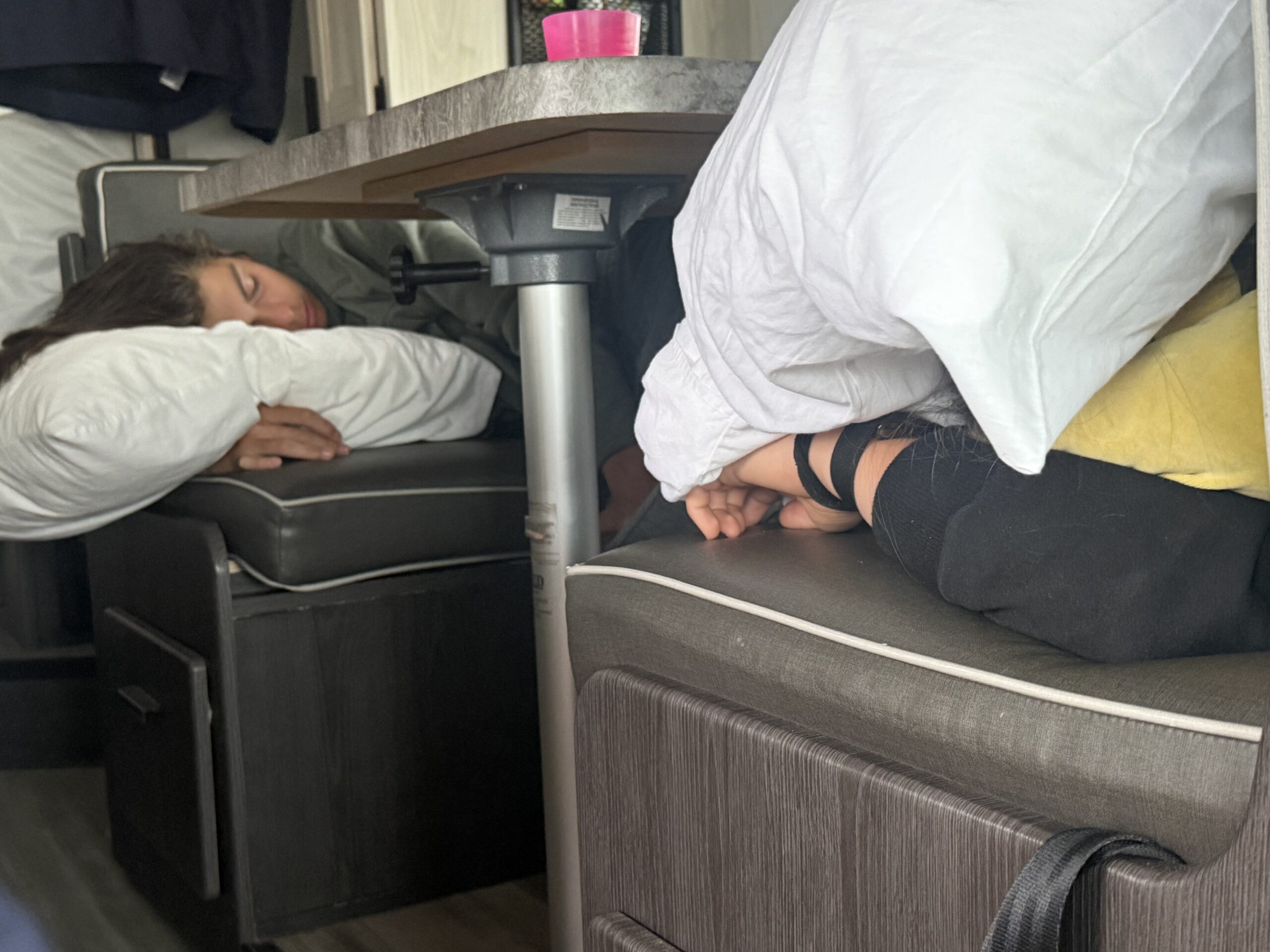 une femme endormie sur un lit avec un oreiller, Longue-Rive, Québec, Canada